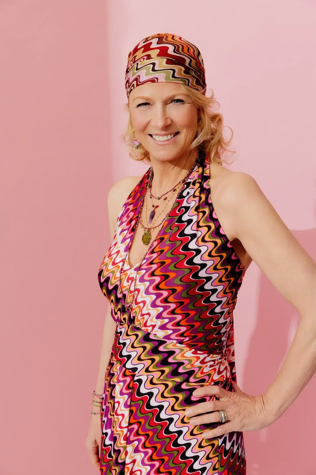 Halbtotale von Frau im Studio im Kleid Fay im Print Diagonal ZickZack vom Hamburger Modelabel stegmann mode