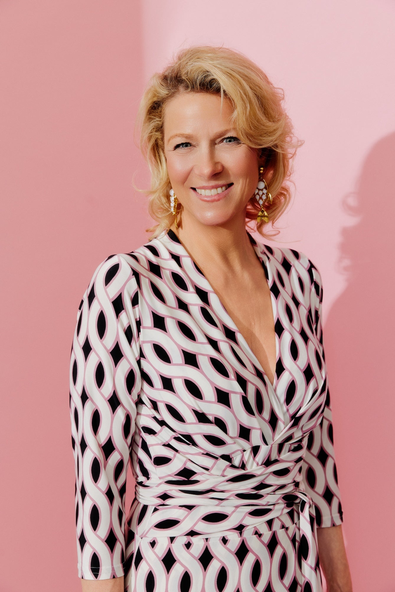 Close Up von Frau im Studio im Kleid Alexa im Print Tresser vom Hamburger Modelabel stegmann mode