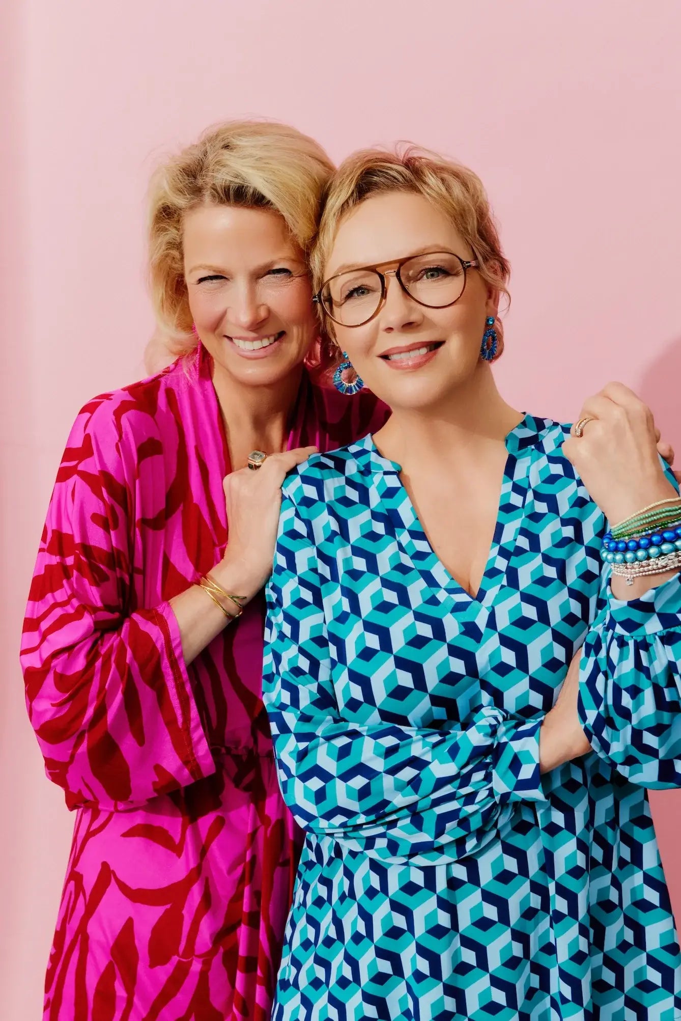 Zwei Schwestern im Studio in der neuen Kollektion von Stegmann Mode