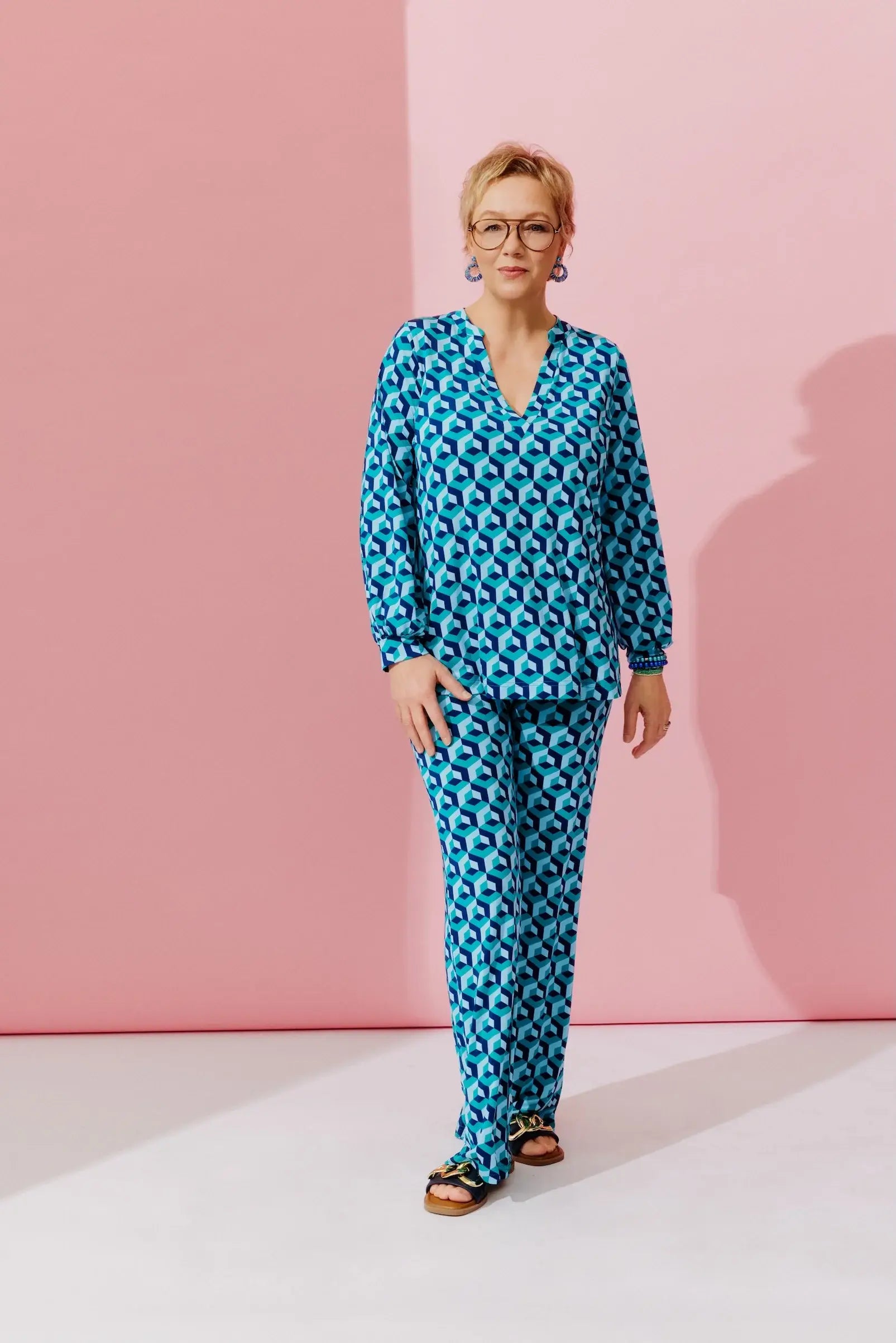 Frau im Studio in der Hose Spino im Print Cube Bleu vom Hamburger Modelabel stegmann mode