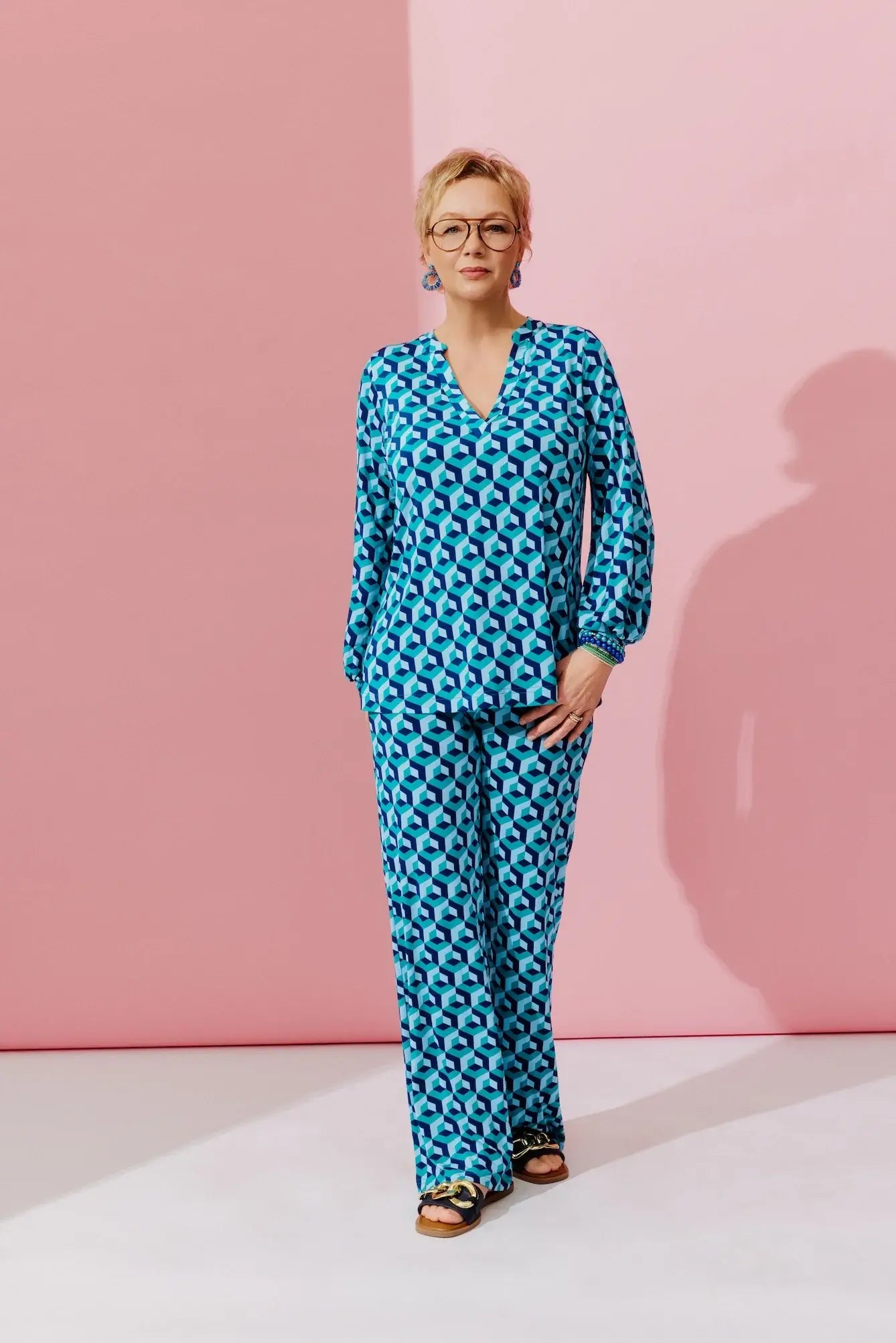 Frau im Studio in der Tunika Trixie im Print Cube Bleu vom Hamburger Modelabel stegmann mode