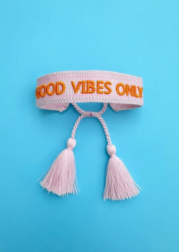 Gewebtes Armband mit Statement "good vibes only" vom Hamburger Modelabel stegmann mode