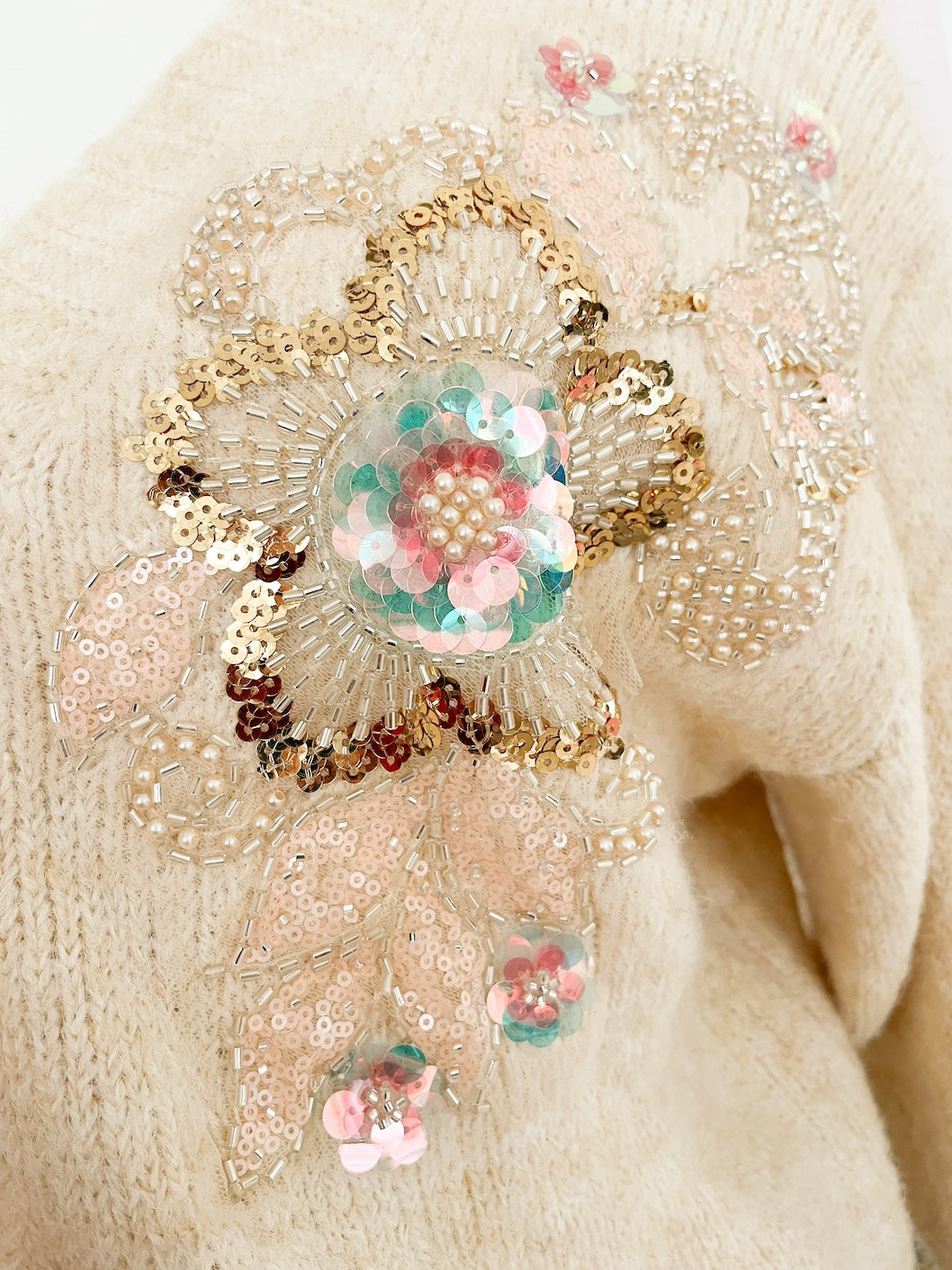 Detail Stickerei von der Strickjacke Babette vom Hamburger Modelabel Stegmann Mode