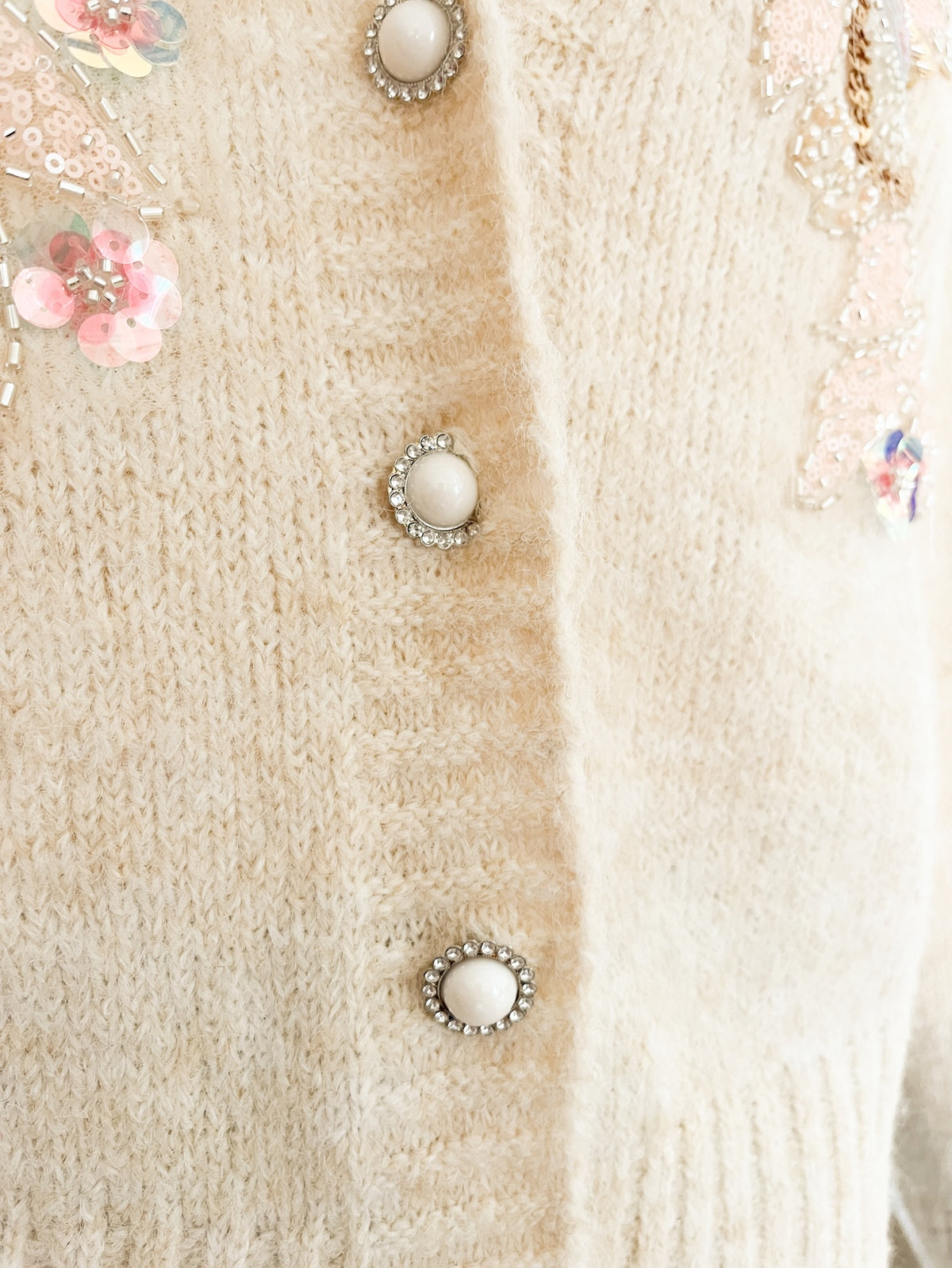 Detail Knopf von der Strickjacke Babette vom Hamburger Modelabel Stegmann Mode