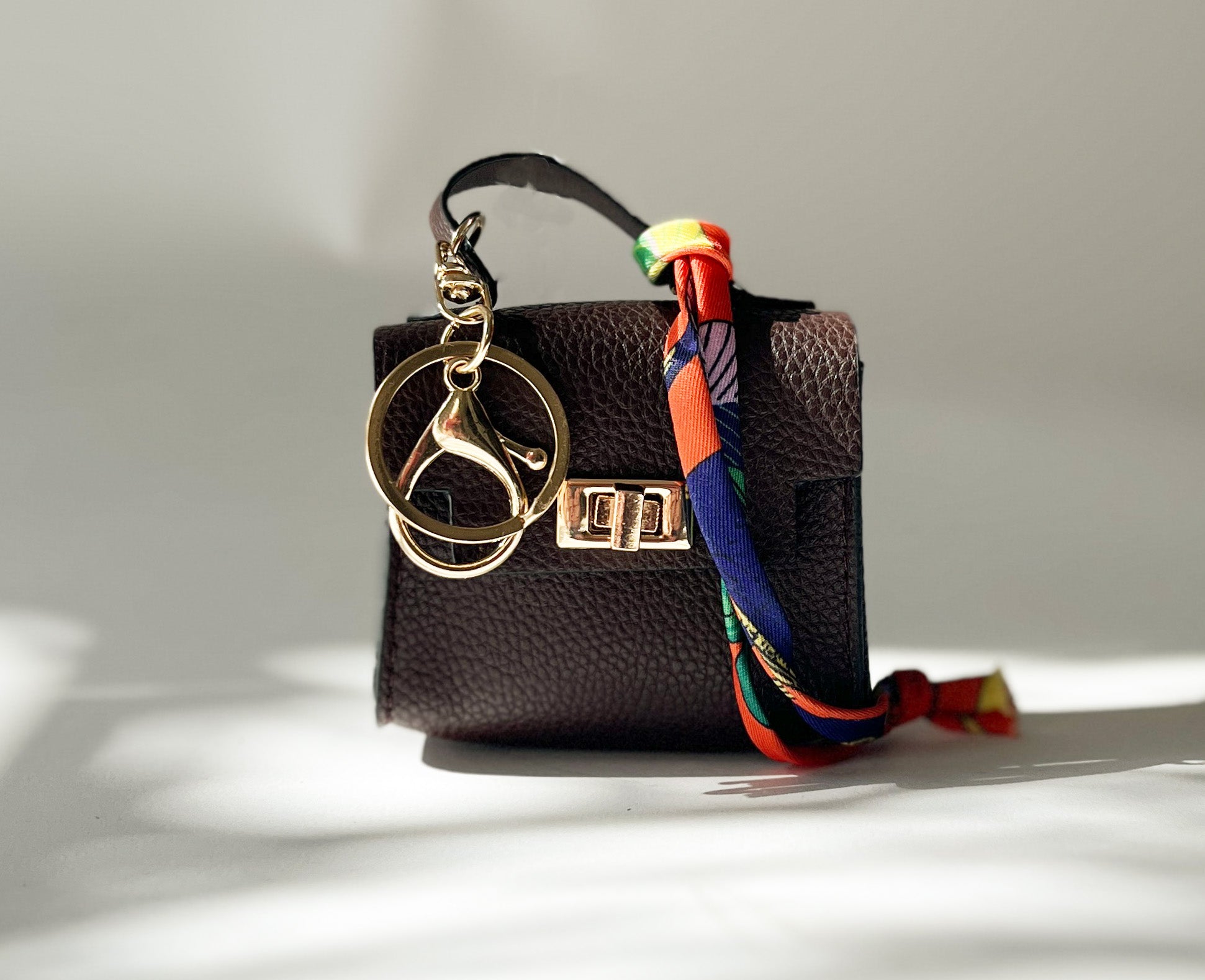 Bag Charme Taschenmotiv mit Karabiner und Tuch in Braun vom Hamburger Modelabel stegmann mode