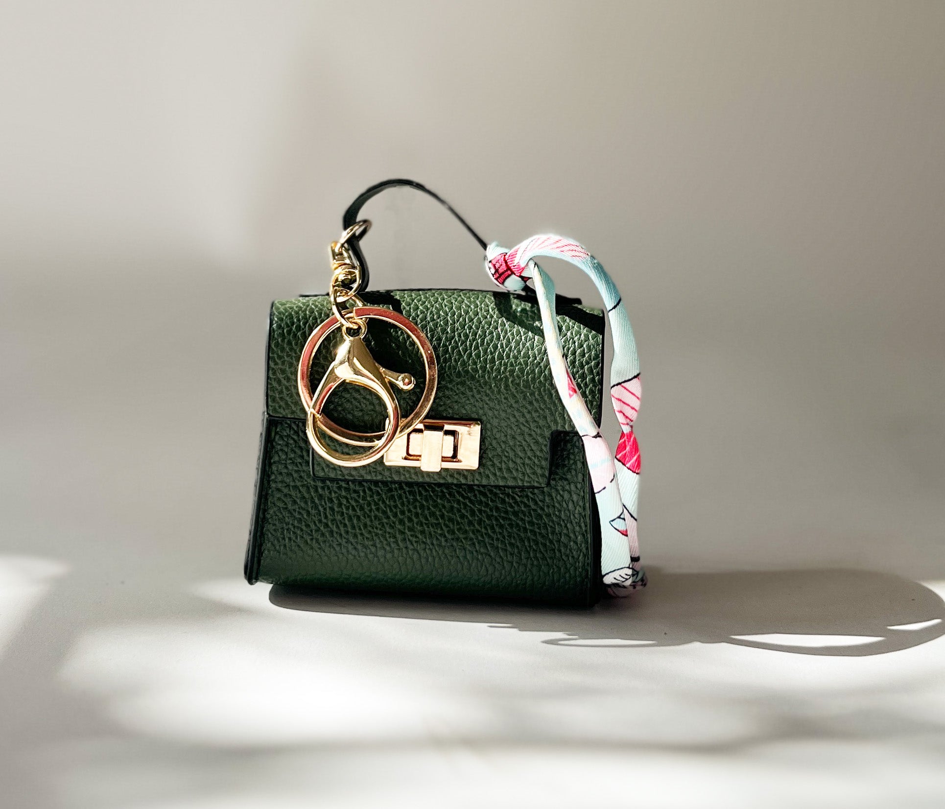 Bag Charme Taschenmotiv mit Karabiner und Tuch in Grün vom Hamburger Modelabel stegmann mode