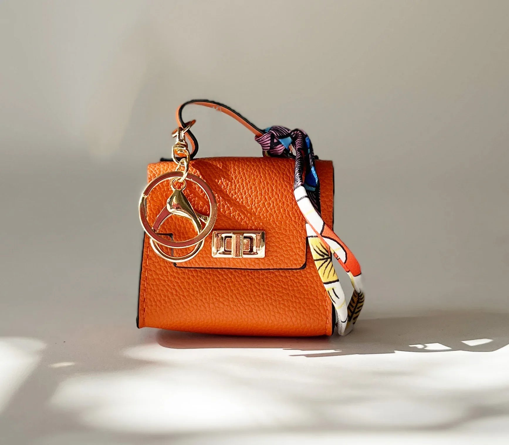 Bag Charme Taschenmotiv mit Karabiner und Tuch in Orange vom Hamburger Modelabel stegmann mode