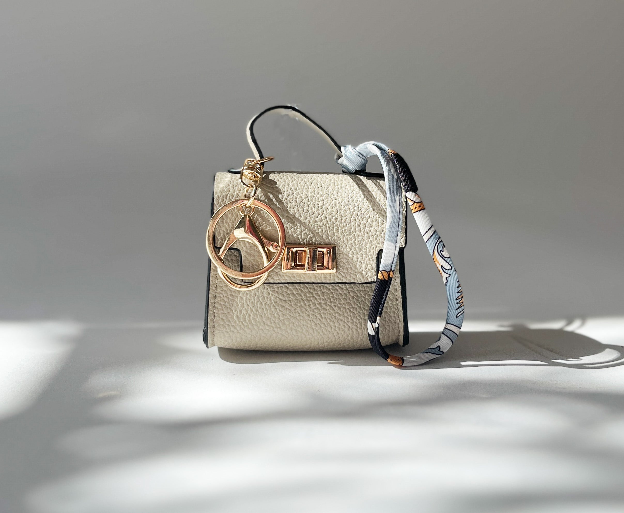 Bag Charme Taschenmotiv mit Karabiner und Tuch in Sand vom Hamburger Modelabel stegmann mode