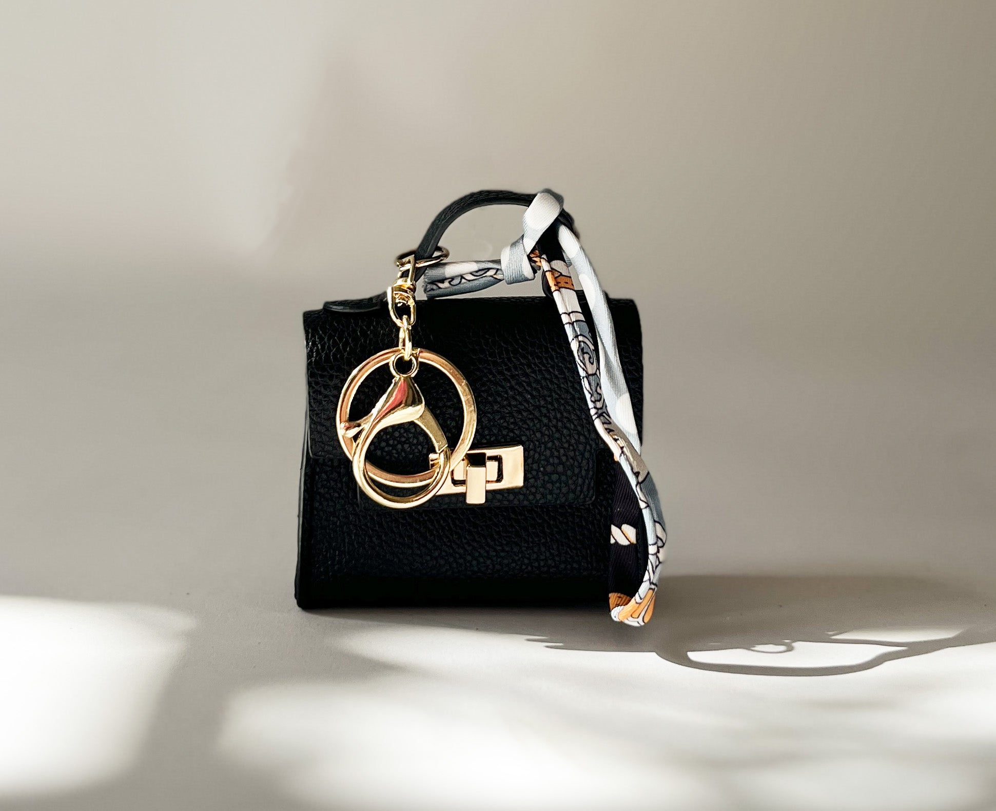 Bag Charme Taschenmotiv mit Karabiner und Tuch in Schwarz vom Hamburger Modelabel stegmann mode