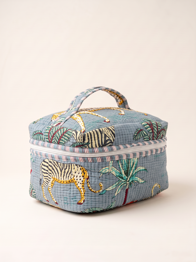 Produktfoto vom gesteppten Beauty Case mit den Muster blau vom Hamburger Modelabel Stegmann Mode