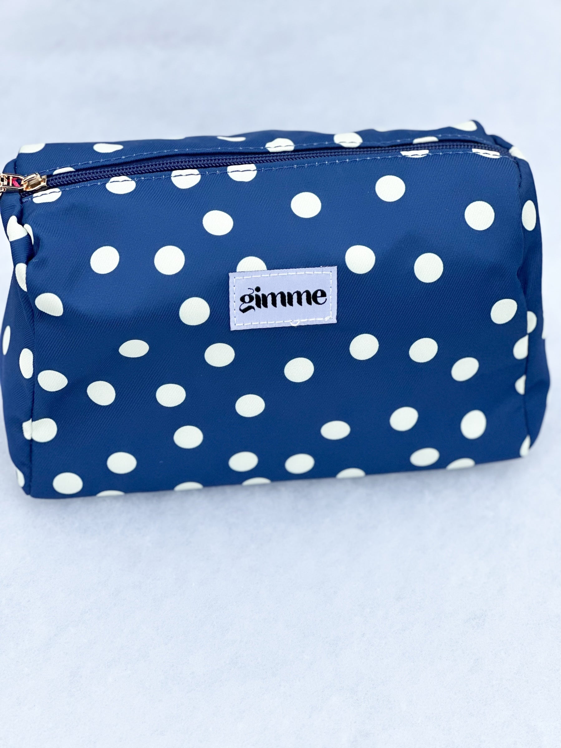 Produktfoto von Kosmetiktasche in der Farbe blau mit weißen Punkten vom Hamburger Modelabel stegmann mode