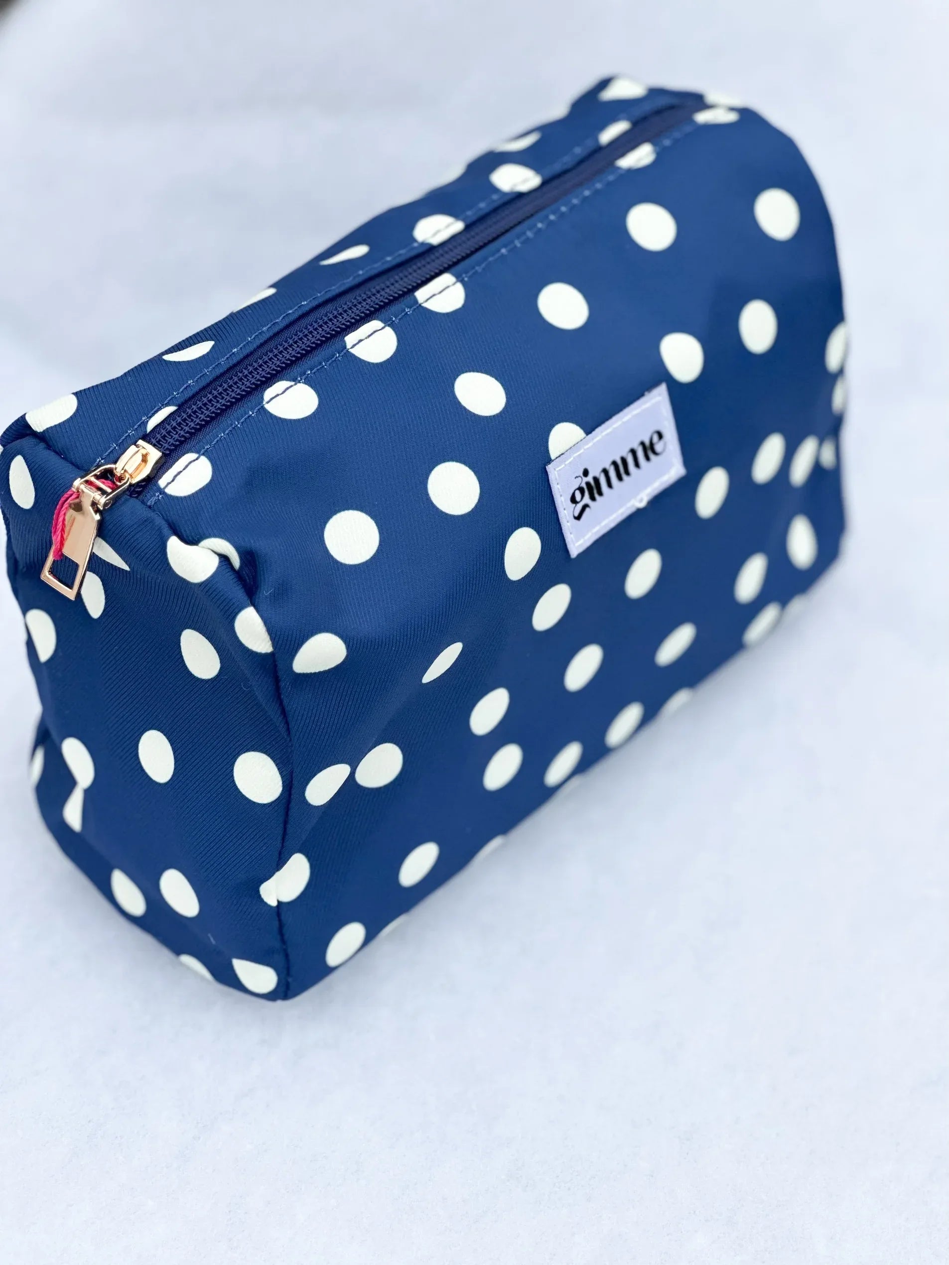 seitliches Produktfoto von Kosmetiktasche in der Farbe blau mit weißen Punkten vom Hamburger Modelabel stegmann mode