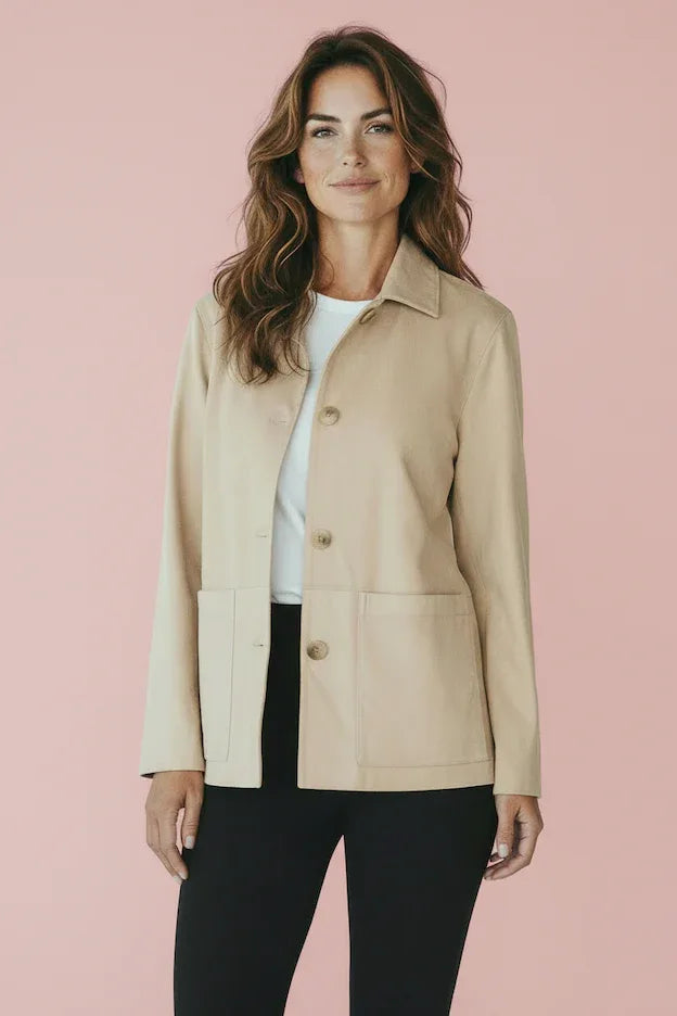 KI generiertes Modell im Studio im Blazer in Wildlederoptik vom Hamburger Modelabel stegmann mode