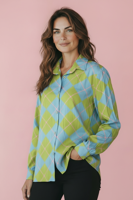 KI generiertes Modell im Studio Halbtotale in Bluse in Argylmuster vom Hamburger Modelabel stegmann mode