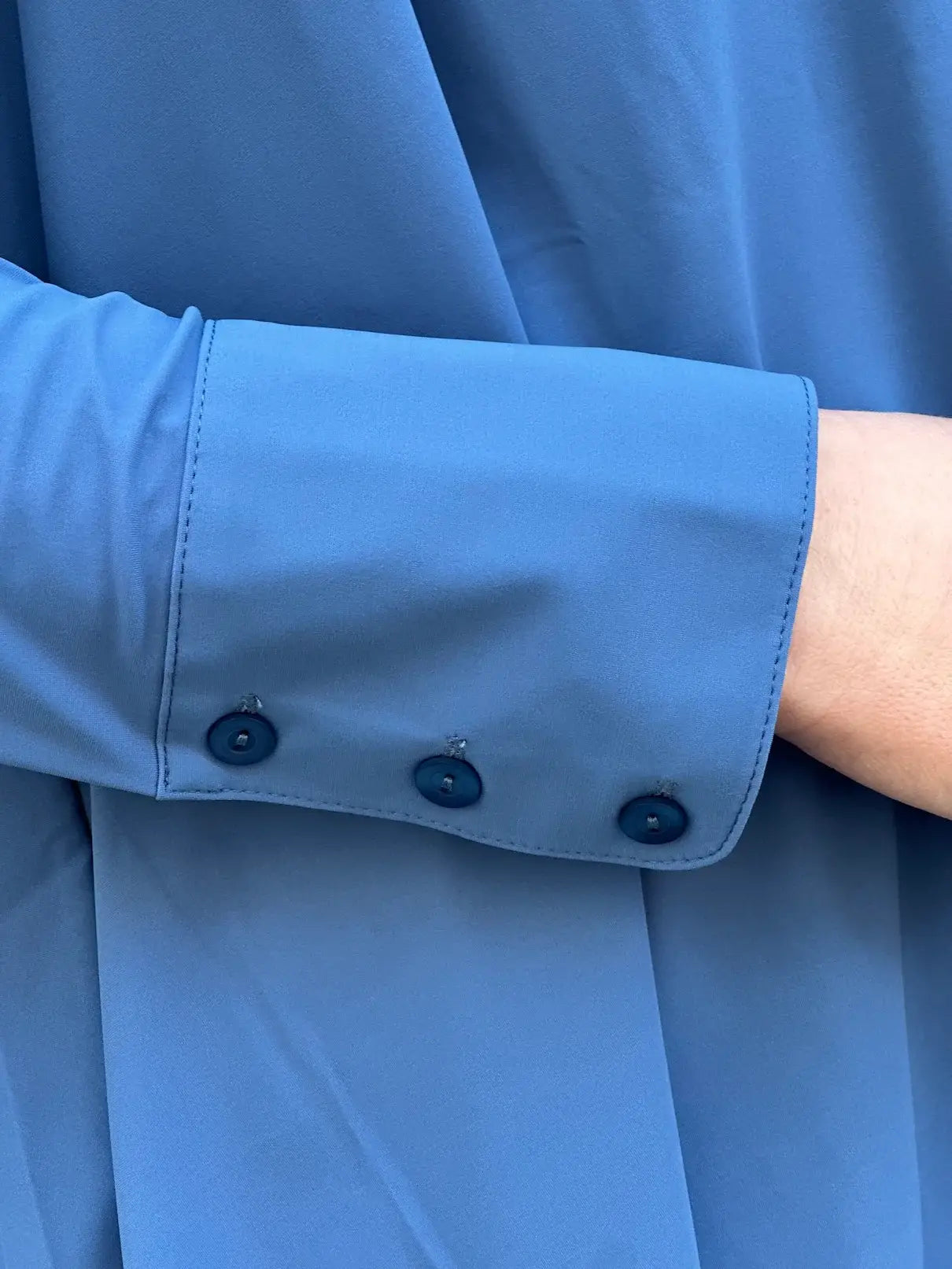 Detailansicht von der Bluse Milly in der Trendfarbe Jeansblau vom Hamburger Modelabel stegmann mode