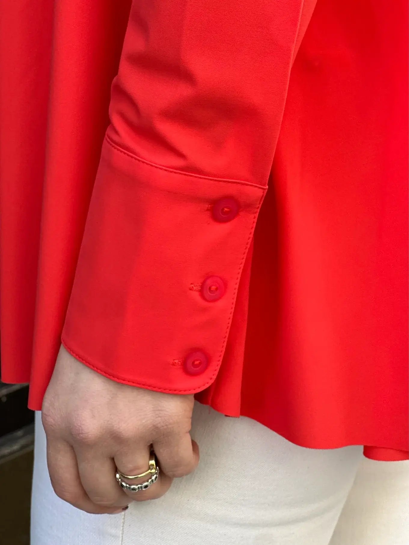 Detailaufnahme von der Bluse Milly in der Trendfarbe Orange vom Hamburger Modelabel stegmann mode