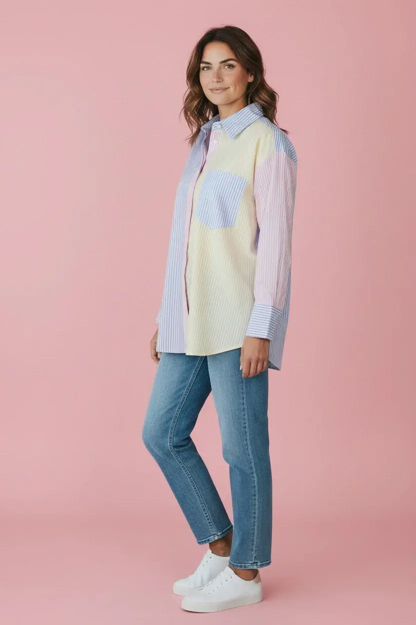 KI generiertes Modell im Studio mit Bluse mit Patchwork Muster in Pastelltönen vom Hamburger Modelabel stegmann mode