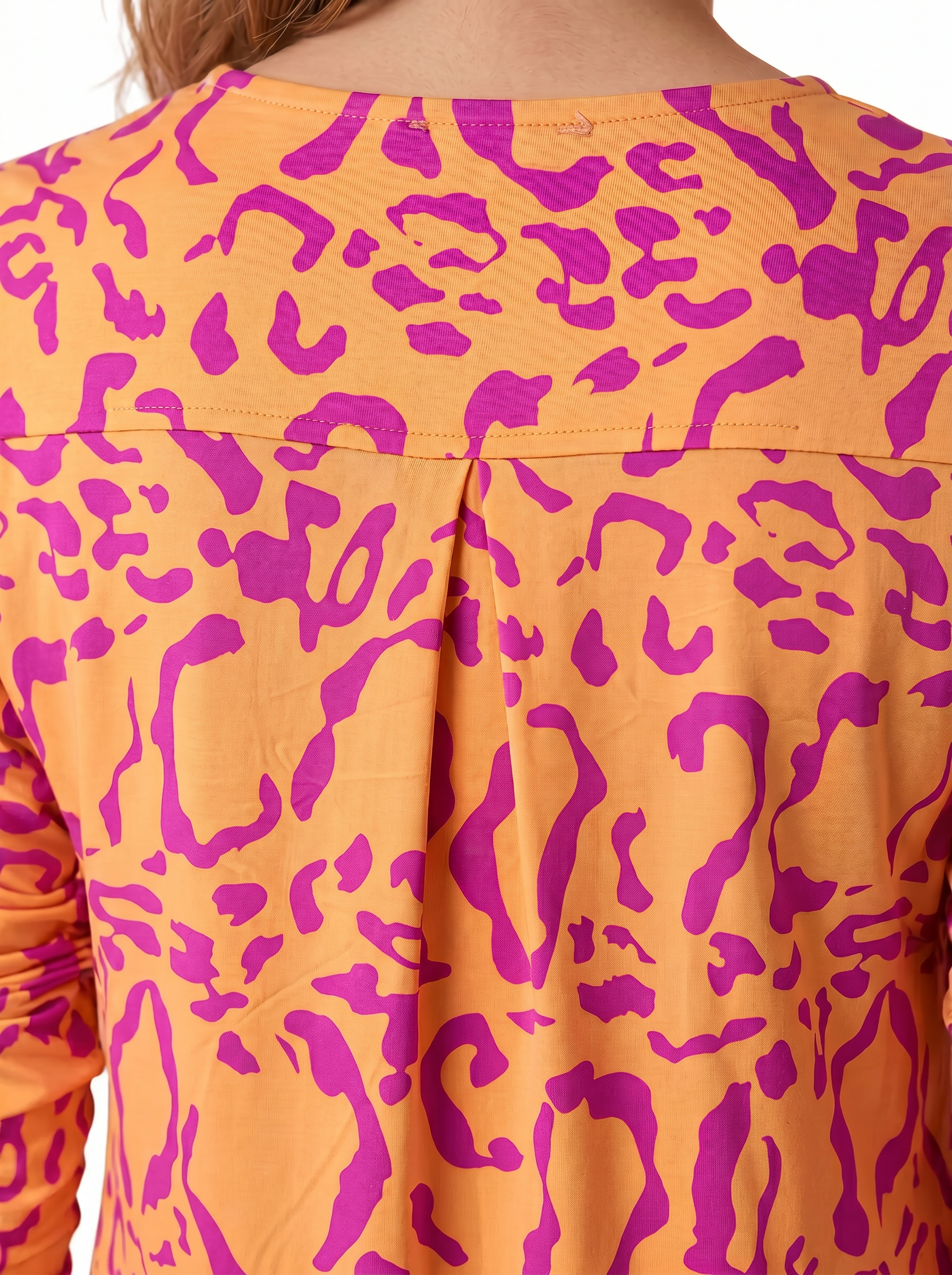 KI generiertes Modell im weißen Studio im Kleid Bobby im Print Panthere Orange Close Up hinten Kellerfalte vom Hamburger Modelabel stegmann mode