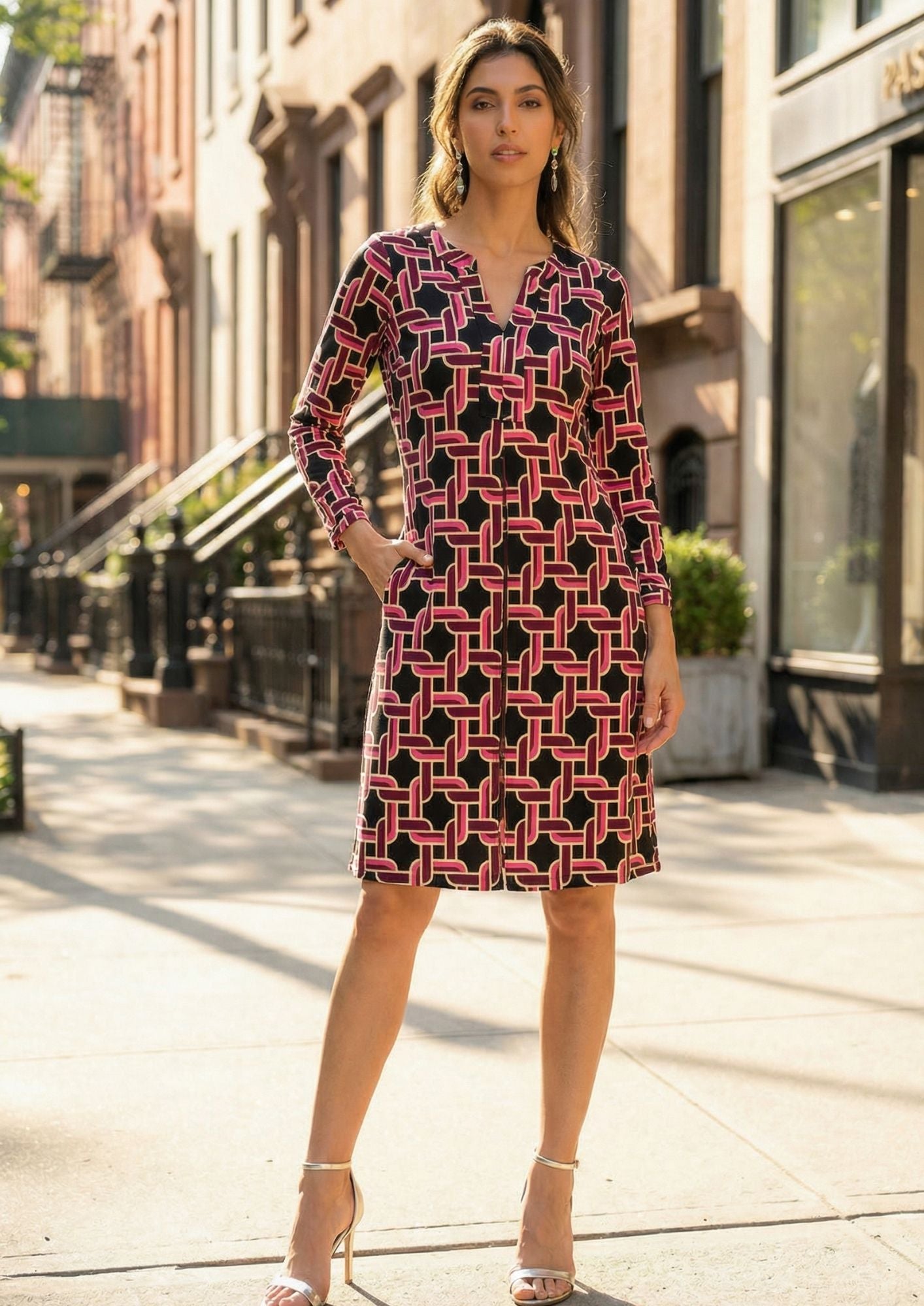 KI Modell im urbanen Umfeld im Kleid Bobby im Print Cordon vom Hamburger Modelabel stegmann mode