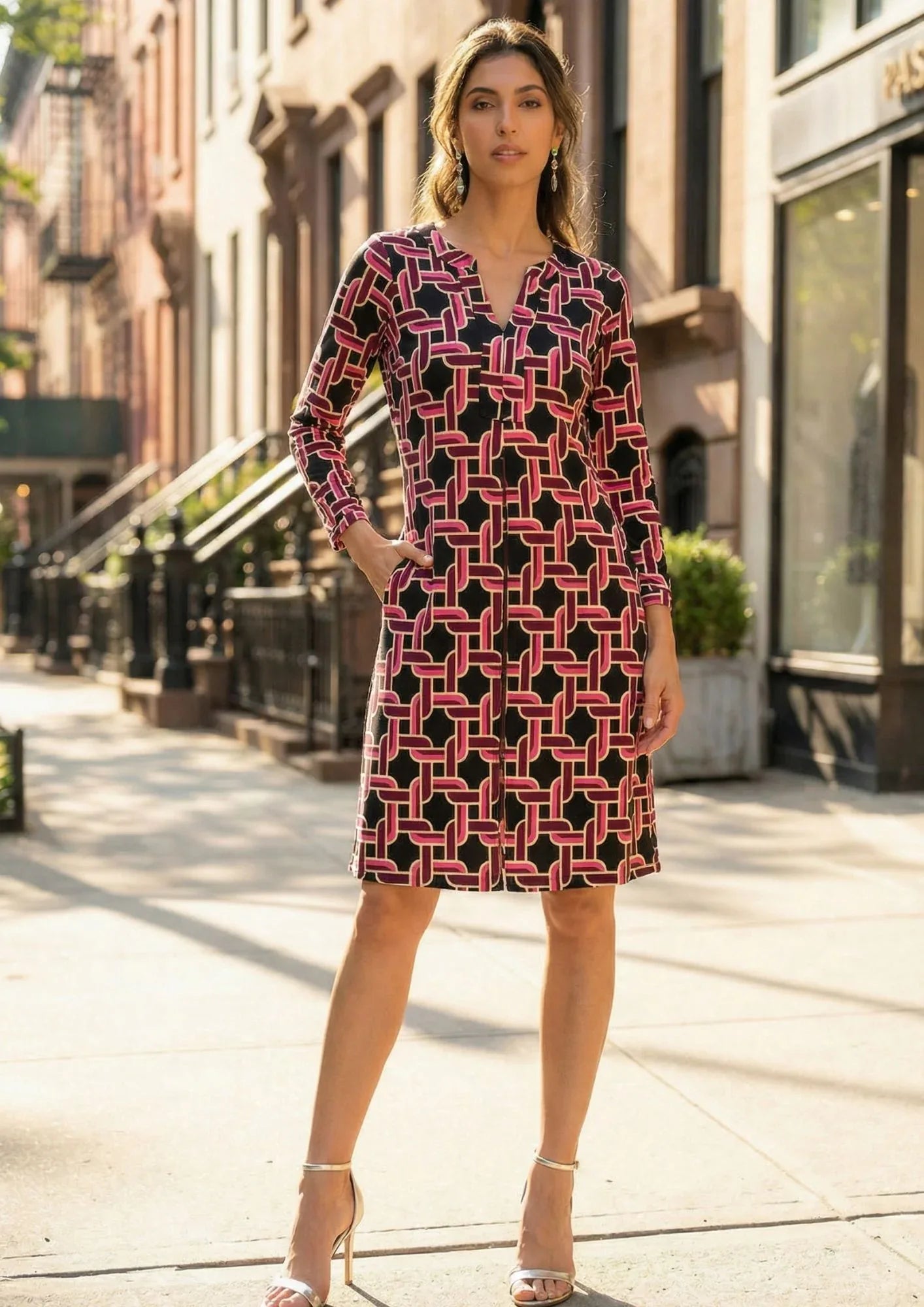 KI Modell im urbanen Umfeld im Kleid Bobby im Print Cordon vom Hamburger Modelabel stegmann mode