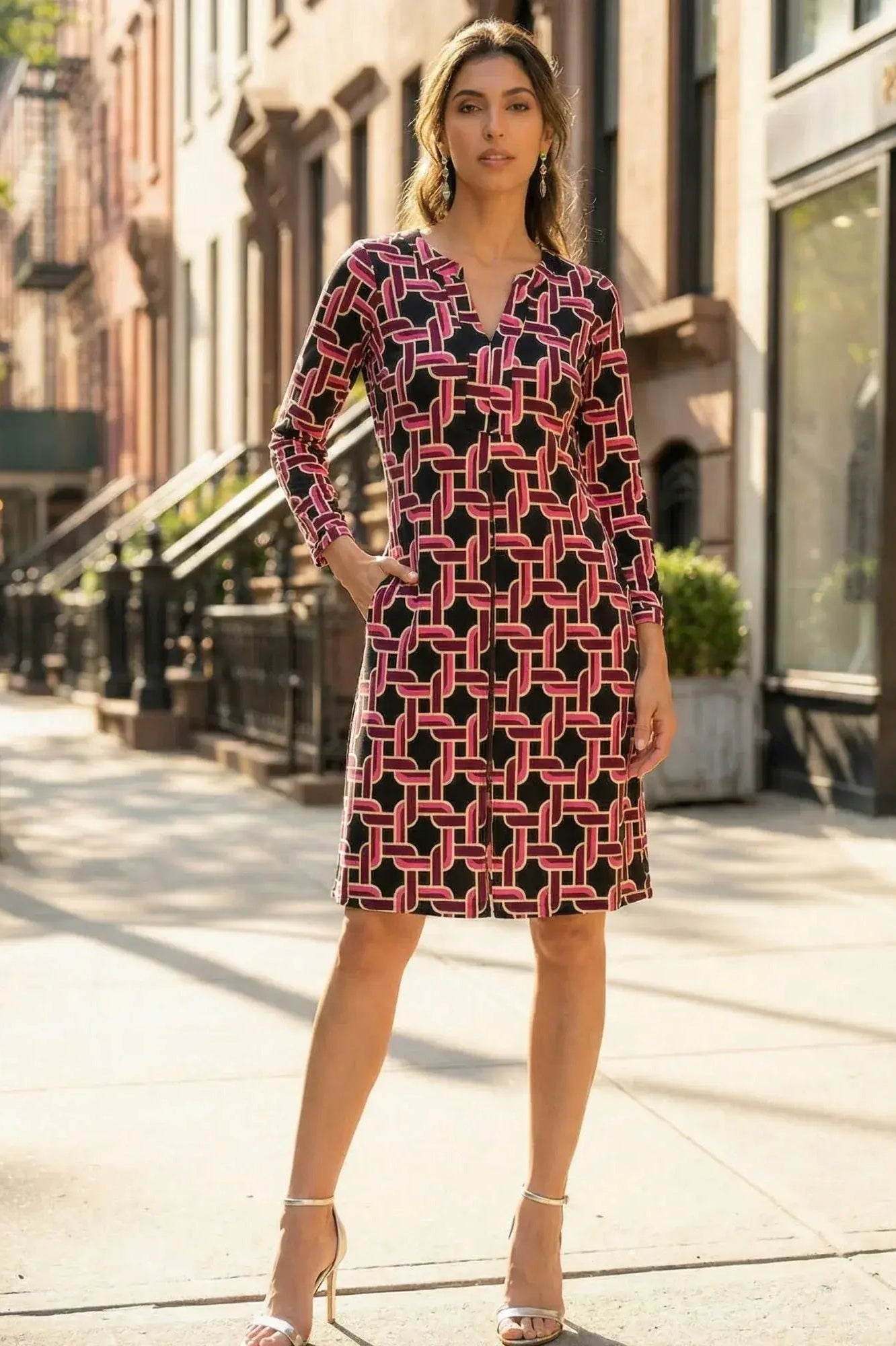 KI Modell im urbanen Umfeld im Kleid Bobby im Print Cordon vom Hamburger Modelabel stegmann mode