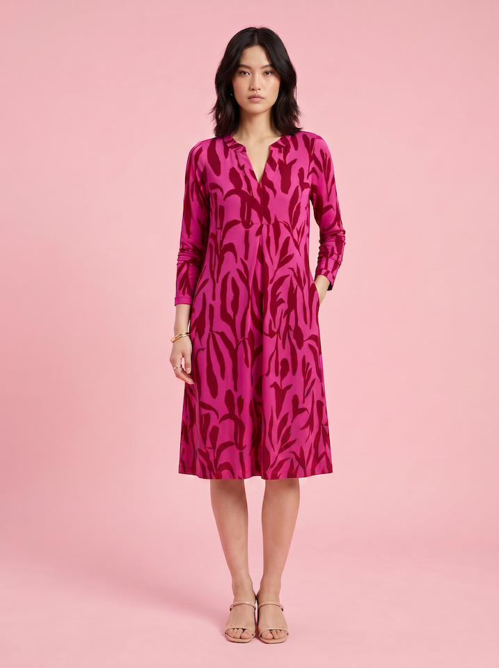 KI generiertes Modell im Studio im Kleid Bobby im Print Fuchsia Dream vom Hamburger Modelabel stegmann mode