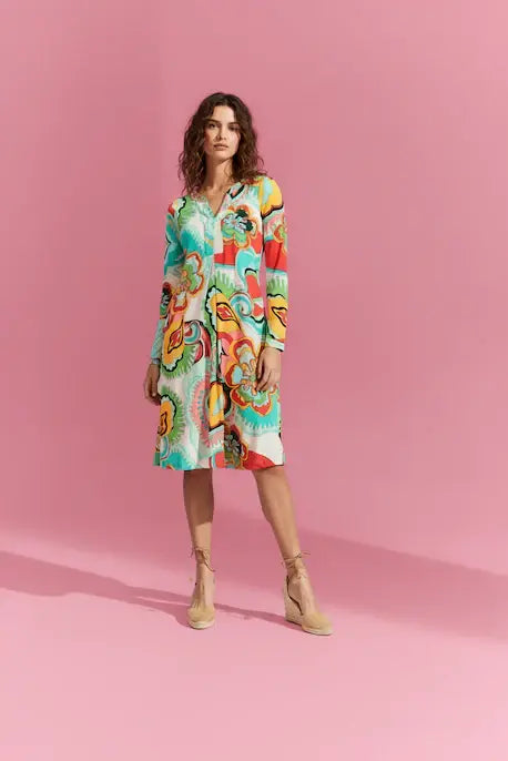 KI generiertes Modell im Studio im Kleid Bobby im Print Nature vom Hamburger Modelabel stegmann mode
