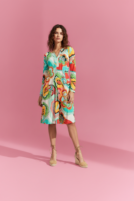 KI generiertes Modell im Studio im Kleid Bobby im Print Nature vom Hamburger Modelabel stegmann mode