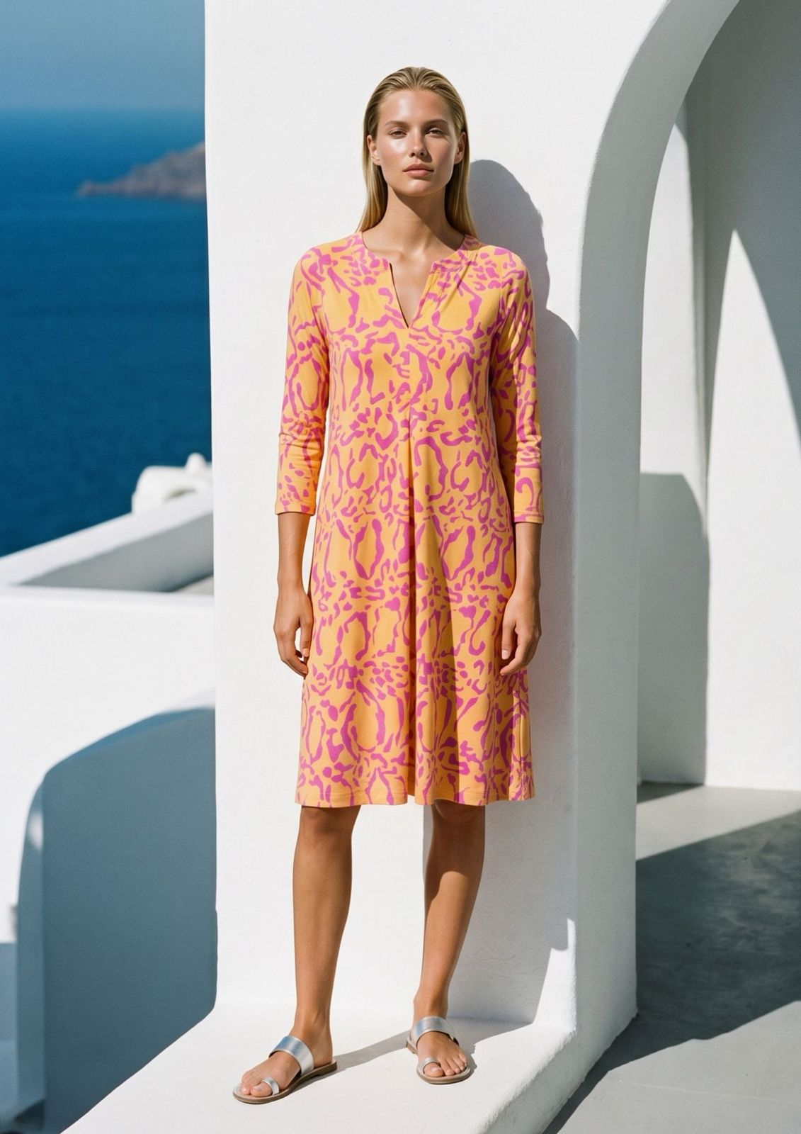 KI generiertes Modell auf Santorini im Kleid Bobby im Print Panthere Orange vom Hamburger Modelabel stegmann mode