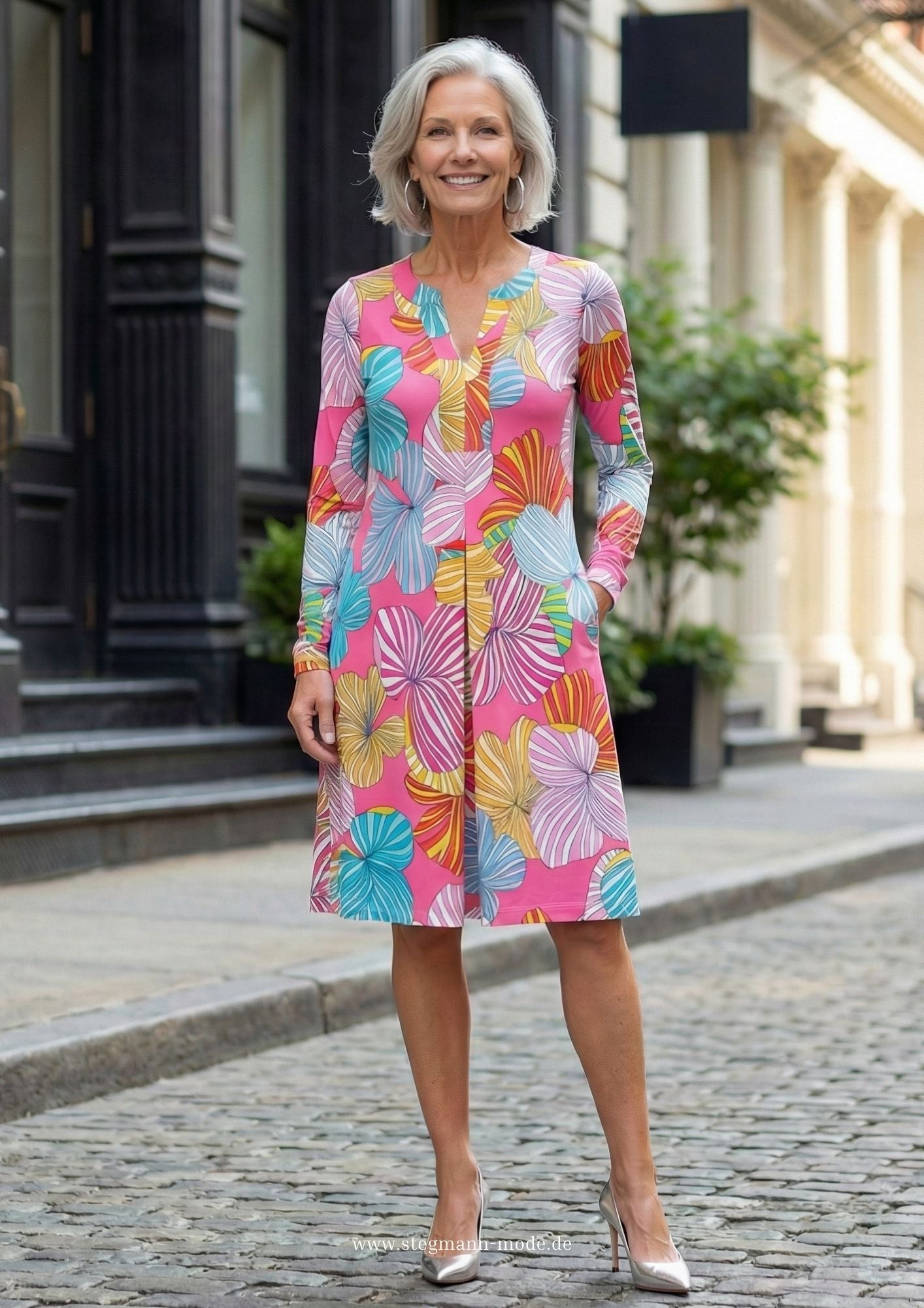 KI Modell im urbanen Umfeld im Kleid Bobby im Print Poppy Fleur vom Hamburger Modelabel stegmann mode