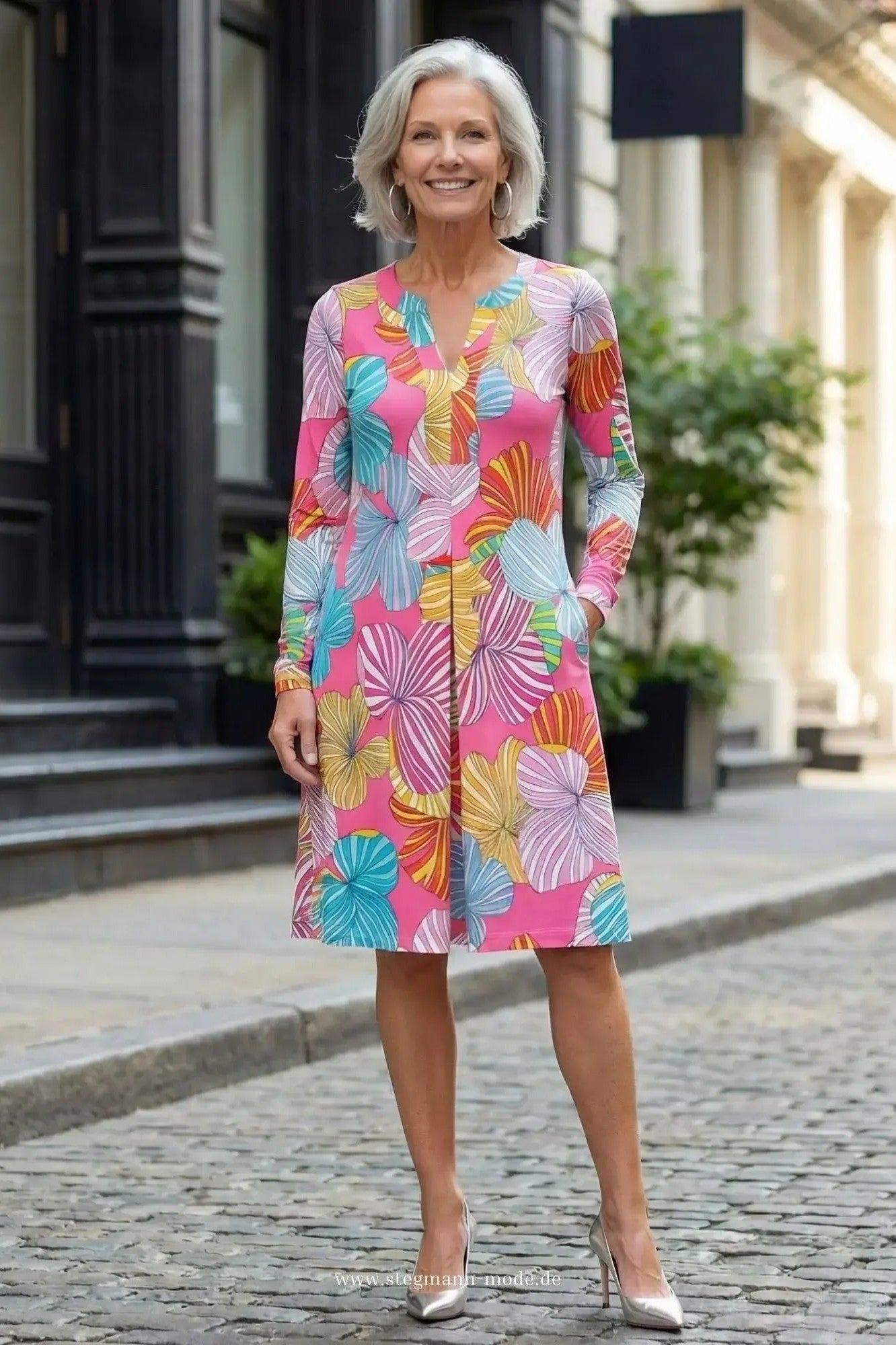KI Modell im urbanen Umfeld im Kleid Bobby im Print Poppy Fleur vom Hamburger Modelabel stegmann mode