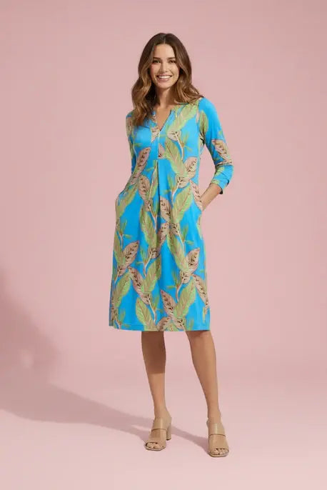 KI generiertes Modell im Studio im Kleid Bobby im Print Strelize vom Hamburger Modelabel stegmann mode