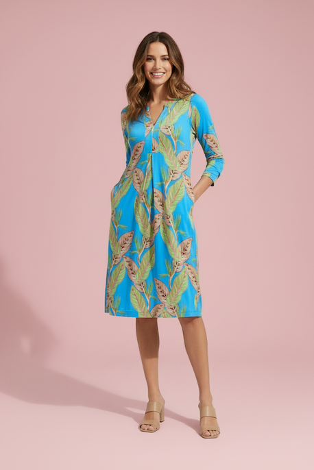 KI generiertes Modell im Studio im Kleid Bobby im Print Strelize vom Hamburger Modelabel stegmann mode