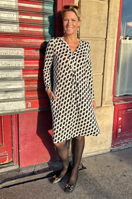 Stefanie vor Hauswand in Paris im Kleid Bobby im Print Vienne vom Hamburger Modelabel stegmann mode