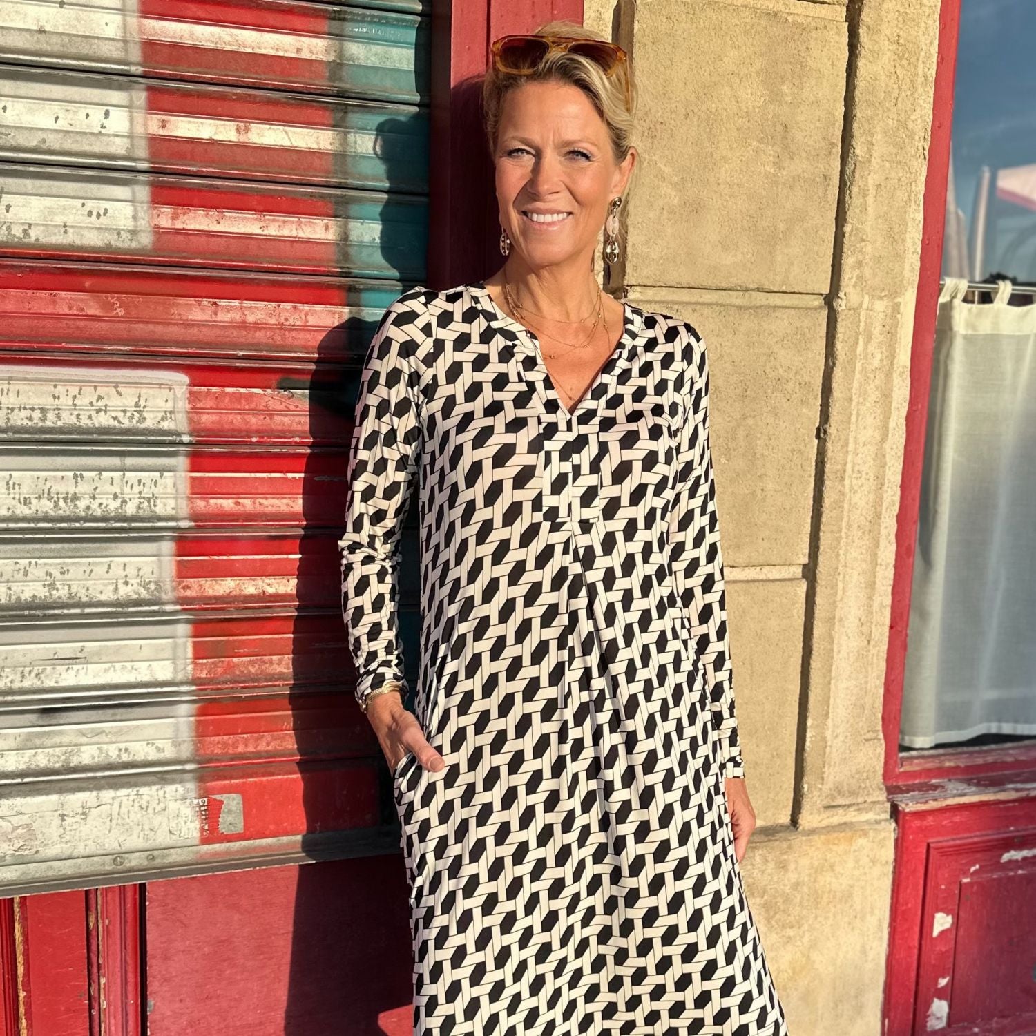 Halbtotale von Stefanie im Kleid Bobby im Print Vienne vom Hamburger Modelabel stegmann mode