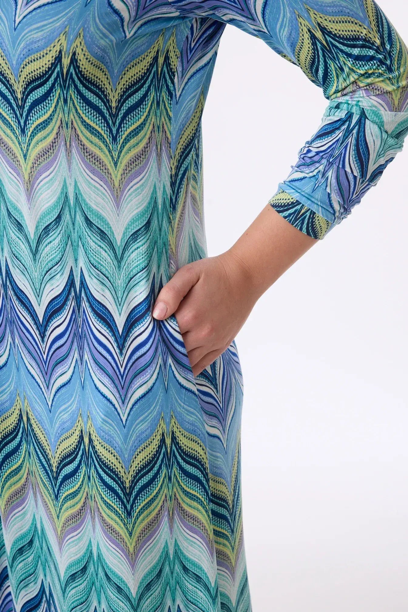 Kurzes Sommerkleid im Print Zick Zack Violett vom Hamburger Modelabel stegmann mode