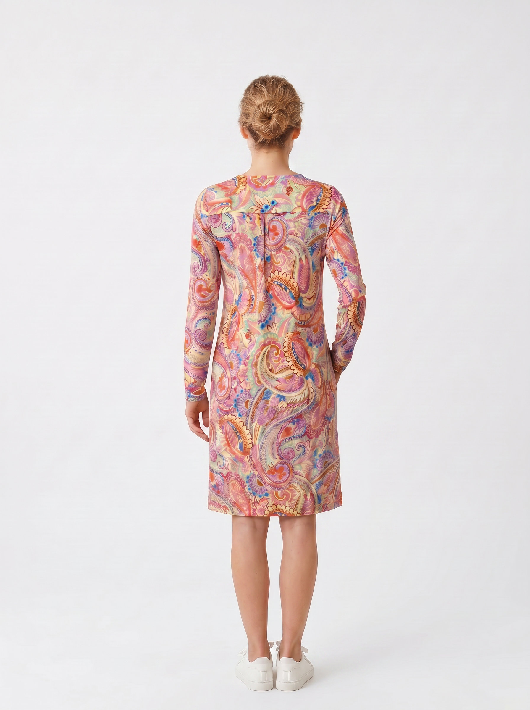 KI generiertes Modell von hinten im Studio im Kleid Bobby im Print Cashmere Caribbean vom Hamburger Modelabel stegmann mode
