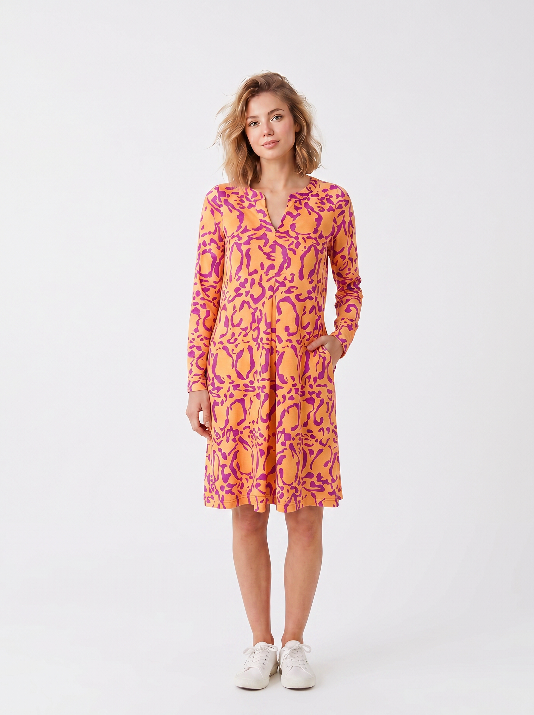 KI generiertes Modell im weißen Studio im Kleid Bobby im Print Panthere Orange vom Hamburger Modelabel stegmann mode