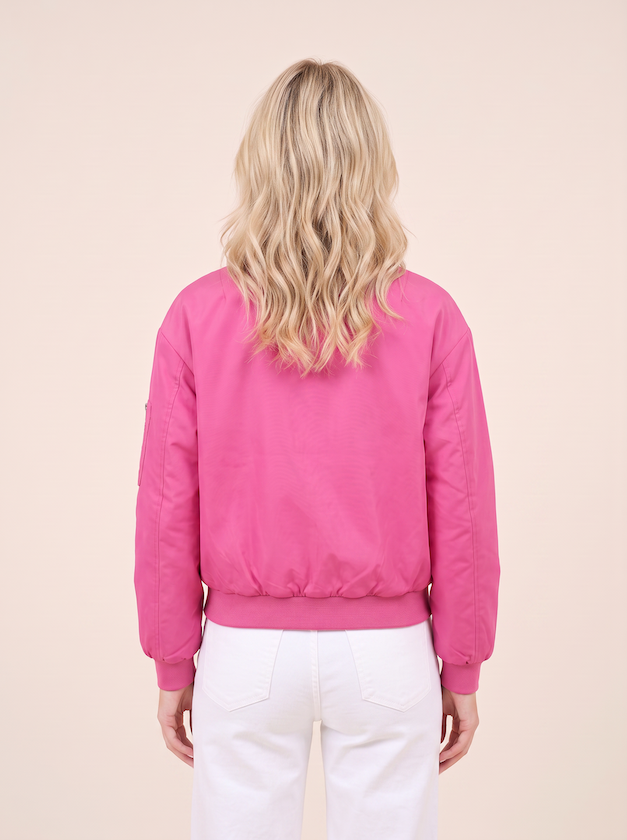 KI generiertem Modell von hinten in einem hellen Studio in einer Bomberjacke in der Farbe Pink vom Hamburger Modelabel Stegmann Mode