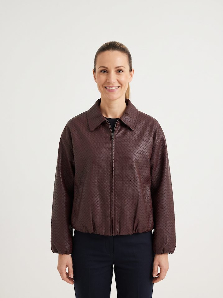 KI generiertes Modell im hellen Studio in der Bomberjacke Venote in der Farbe Bordeaux vom Hamburger Modelabel Stegmann Mode