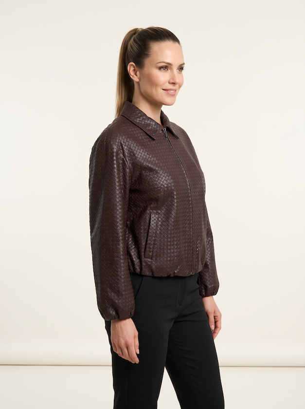 KI generiertes Modell im hellen Studio in der Bomberjacke Venote in der Farbe Schoko vom Hamburger Modelabel Stegmann Mode