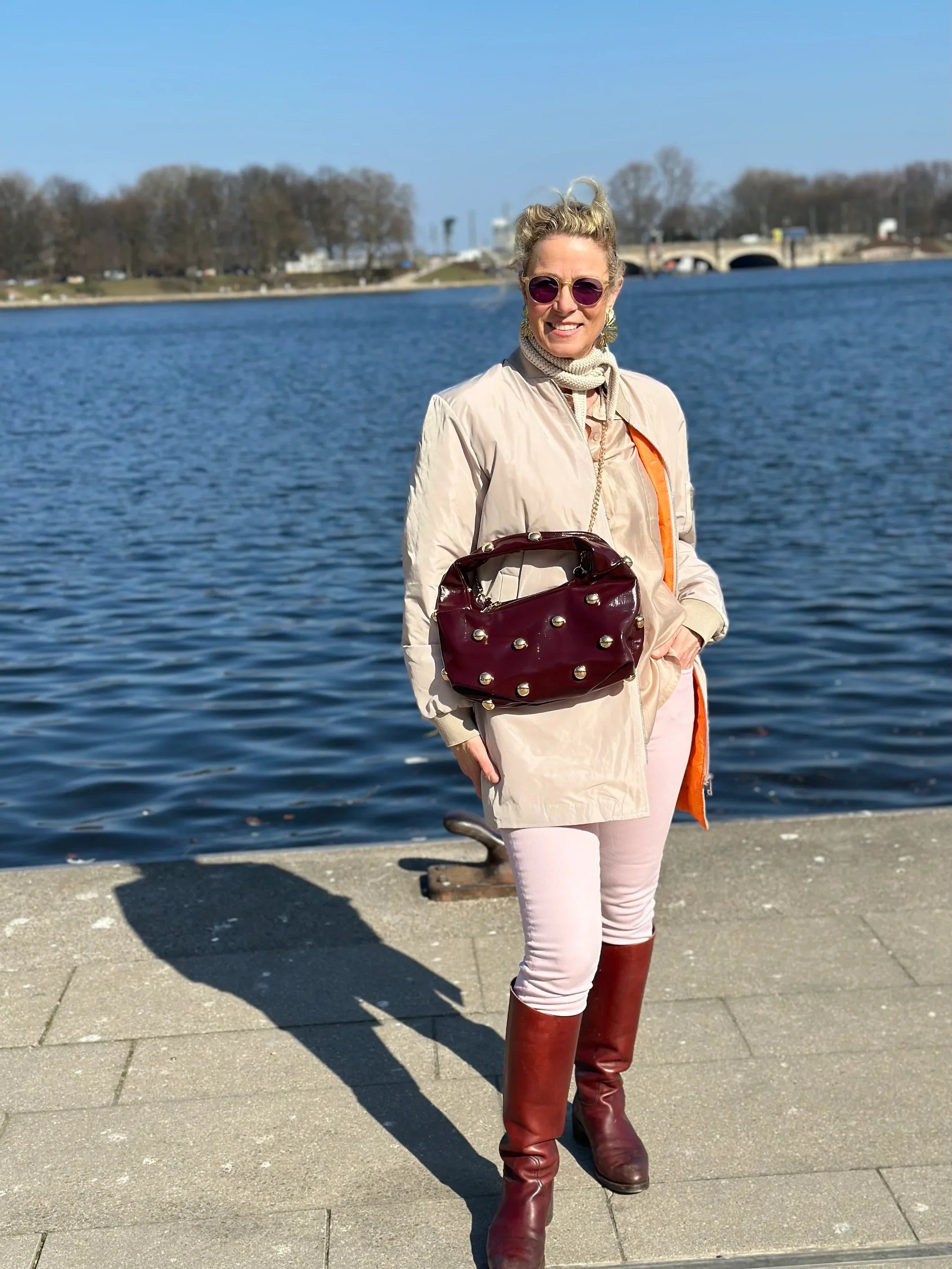 Frau vor Alster im Kurzmantel Bomber in der Farbe Sand vom Hamburger Modelabel stegmann mode