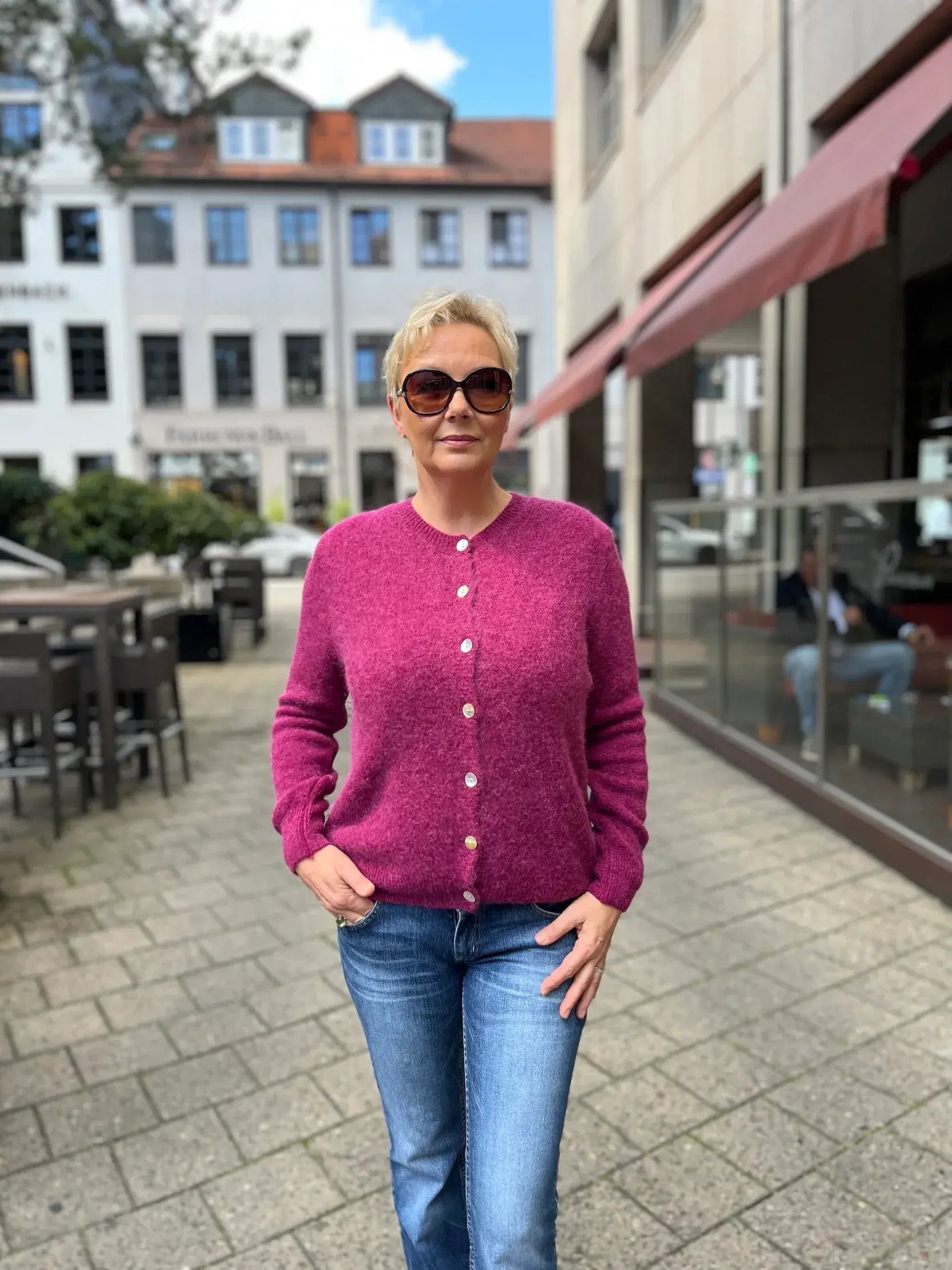 Verena trägt den Cardigan Jacki in der Farbe Burgundy vom Hamburger Modelabel stegmann mode
