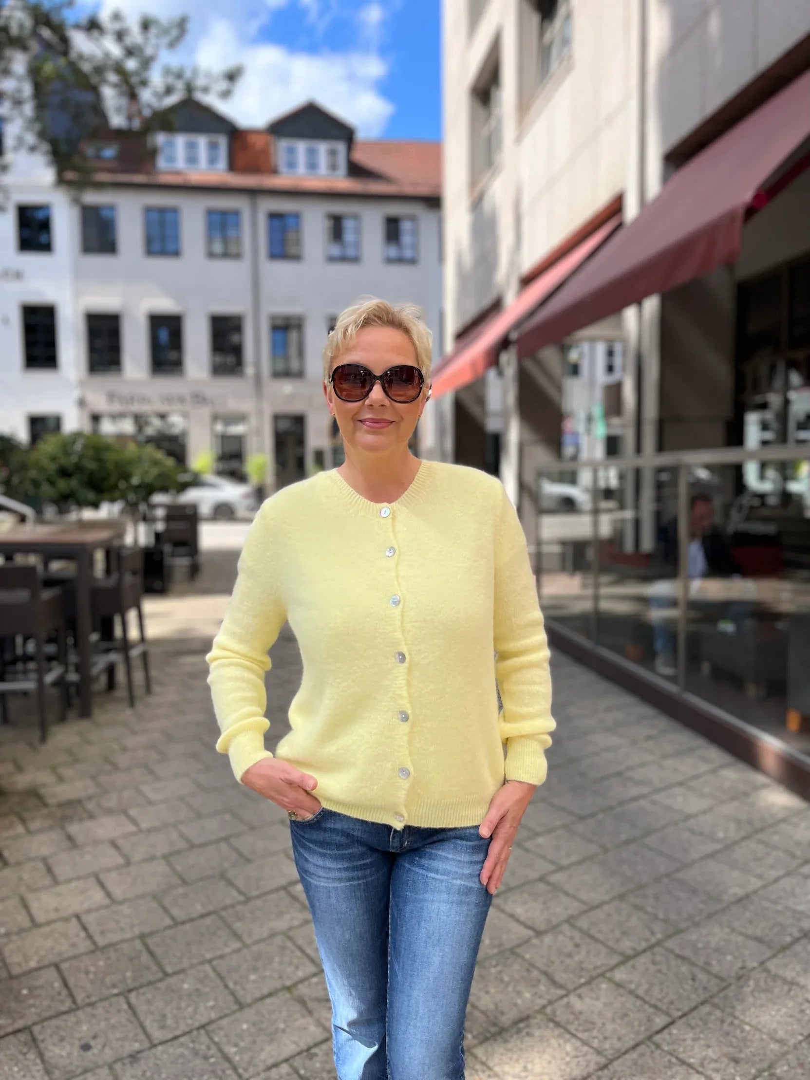 Verena trägt den Cardigan Jacki in der Farbe Gelb vom Hamburger Modelabel stegmann mode