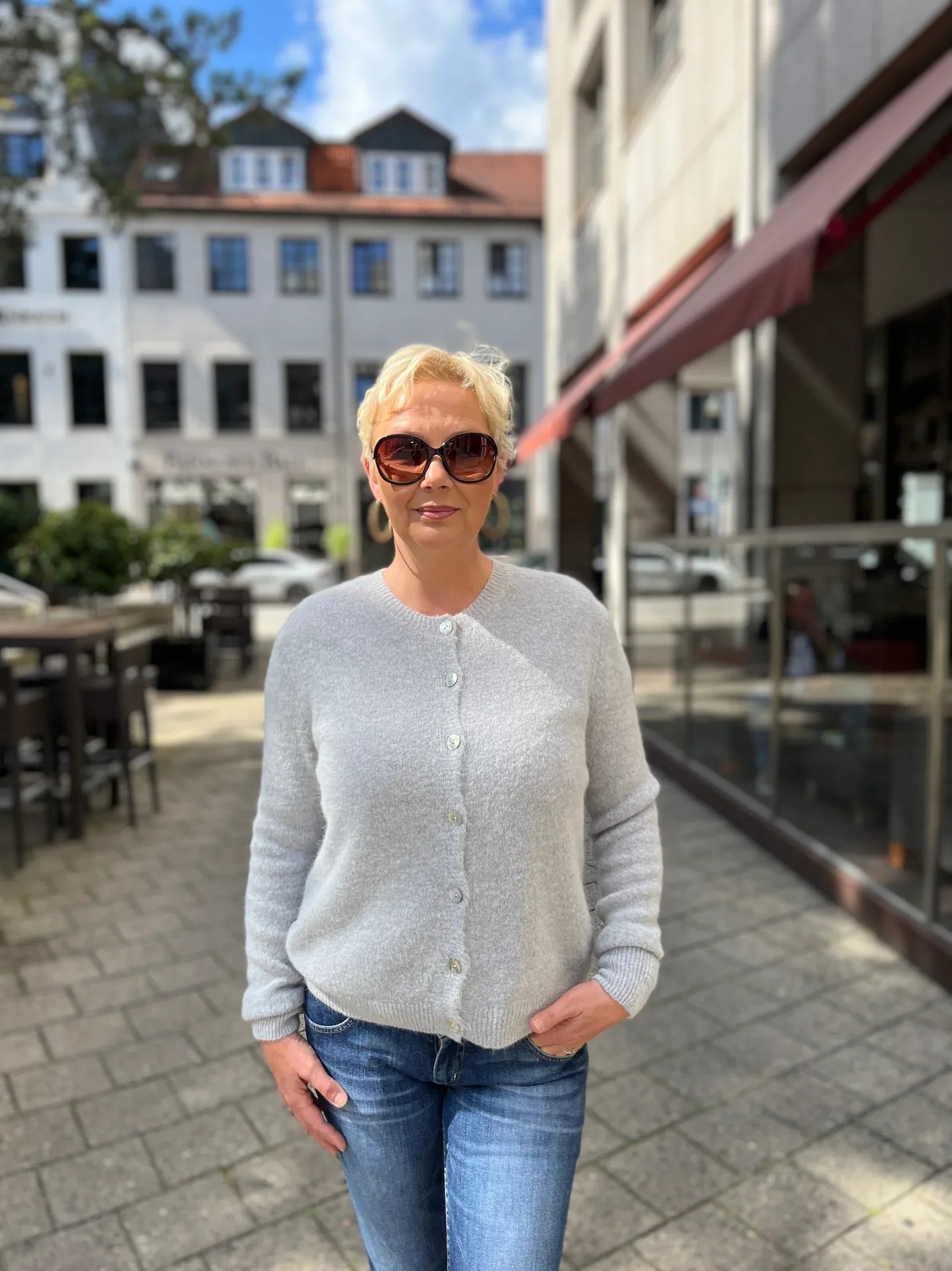 Verena trägt den Cardigan Jacki in der Farbe Grau vom Hamburger Modelabel stegmann mode