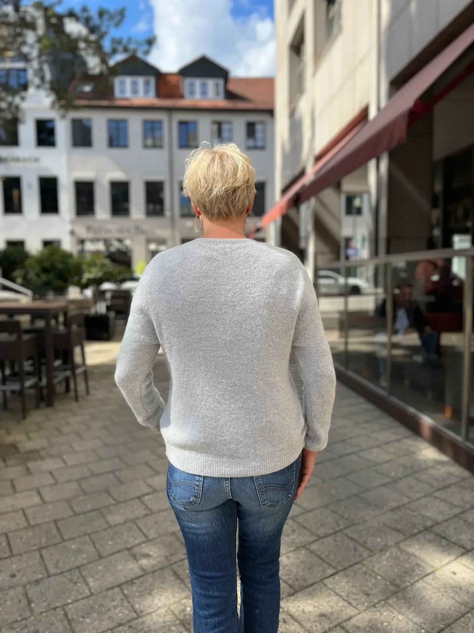 Rückansicht vom Cardigan Jacki in der Farbe Grau vom Hamburger Modelabel stegmann mode