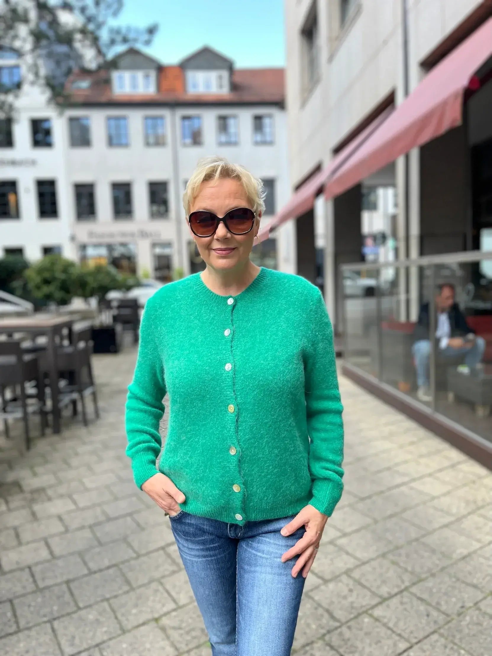 Verena trägt den Cardigan Jacki in der Farbe Grün vom Hamburger Modelabel stegmann mode
