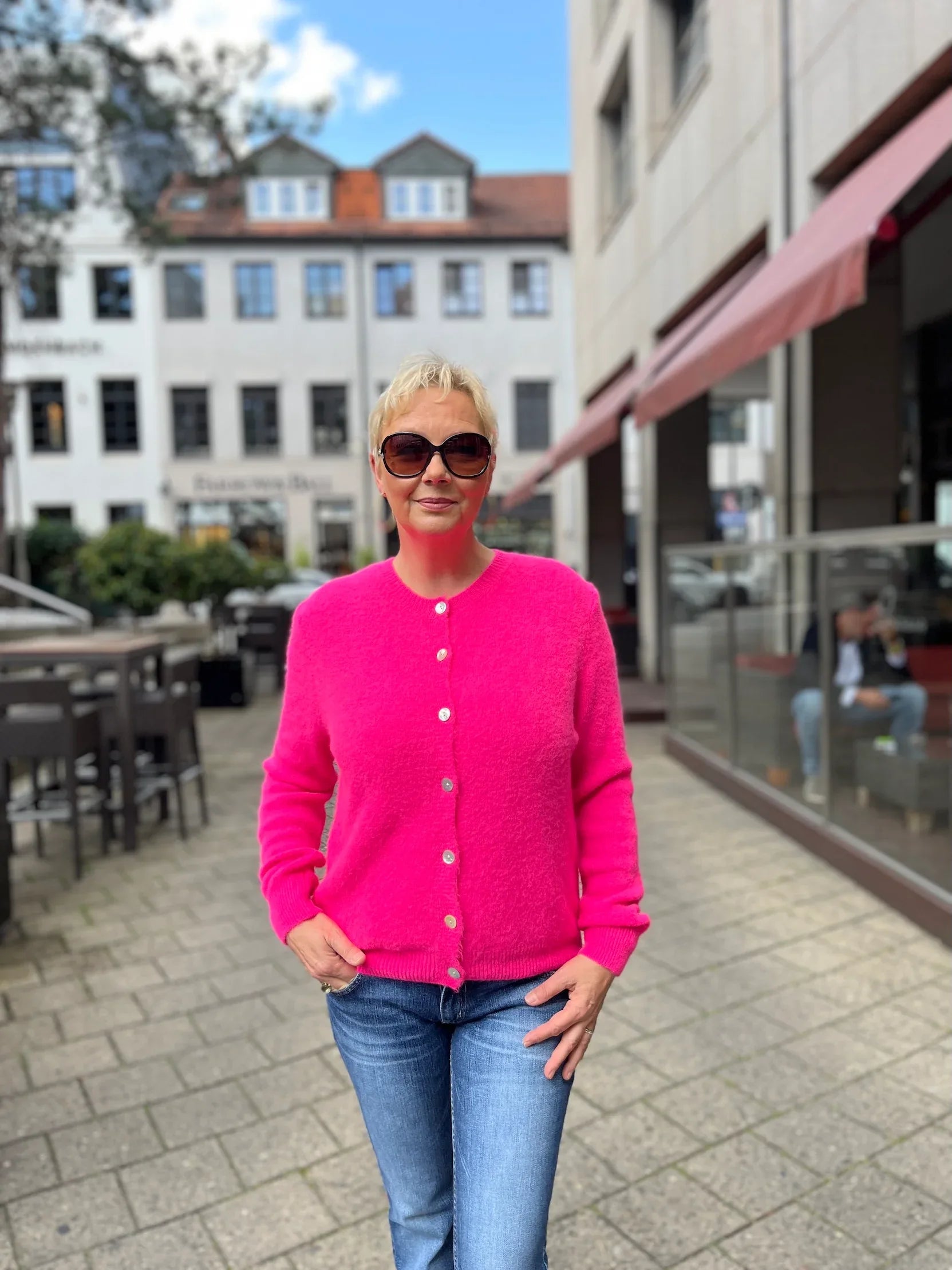 Verena trägt den Cardigan Jacki in der Farbe Pink vom Hamburger Modelabel stegmann mode