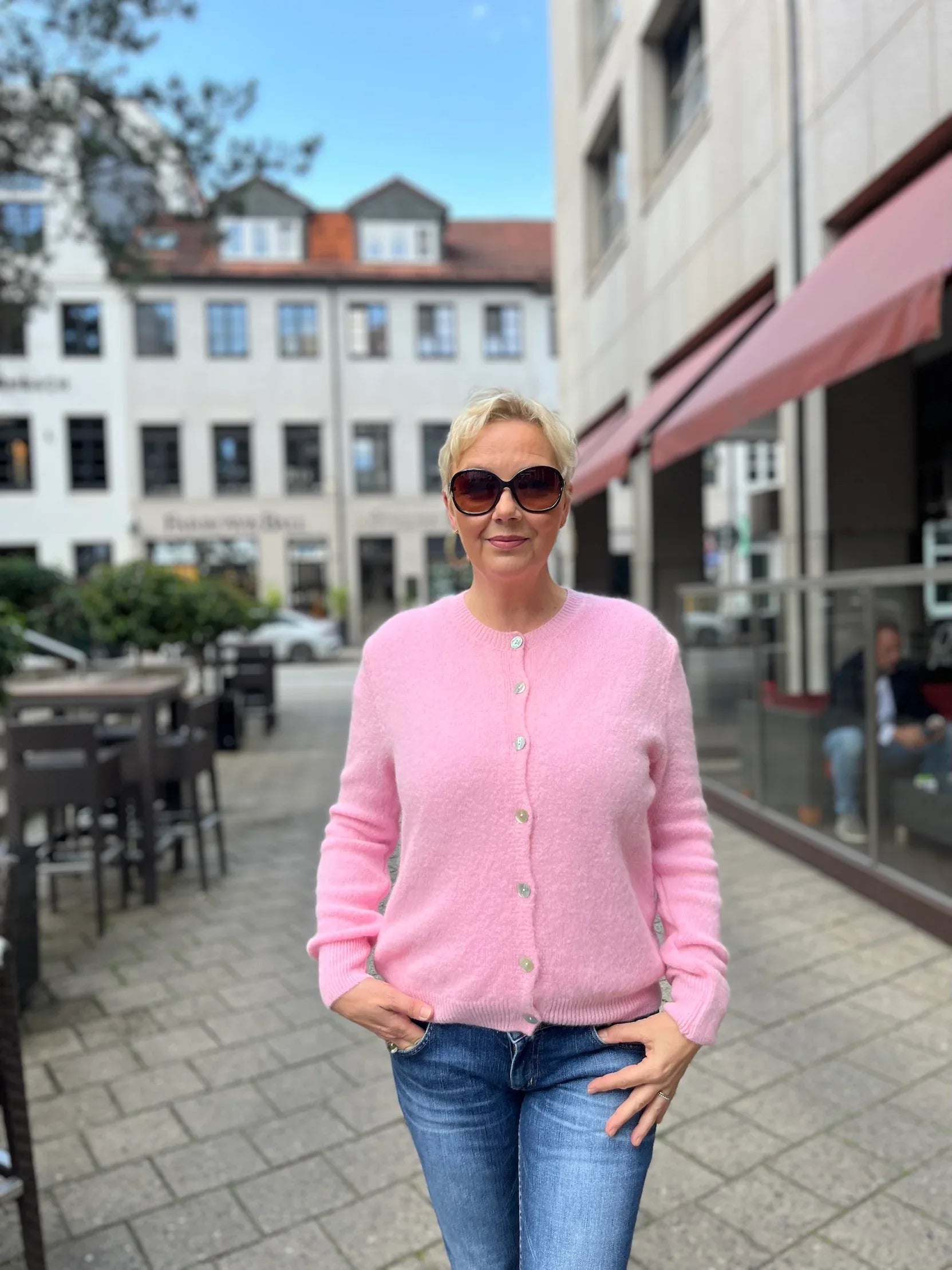 Verena trägt den Cardigan Jacki in der Farbe Rosa vom Hamburger Modelabel stegmann mode