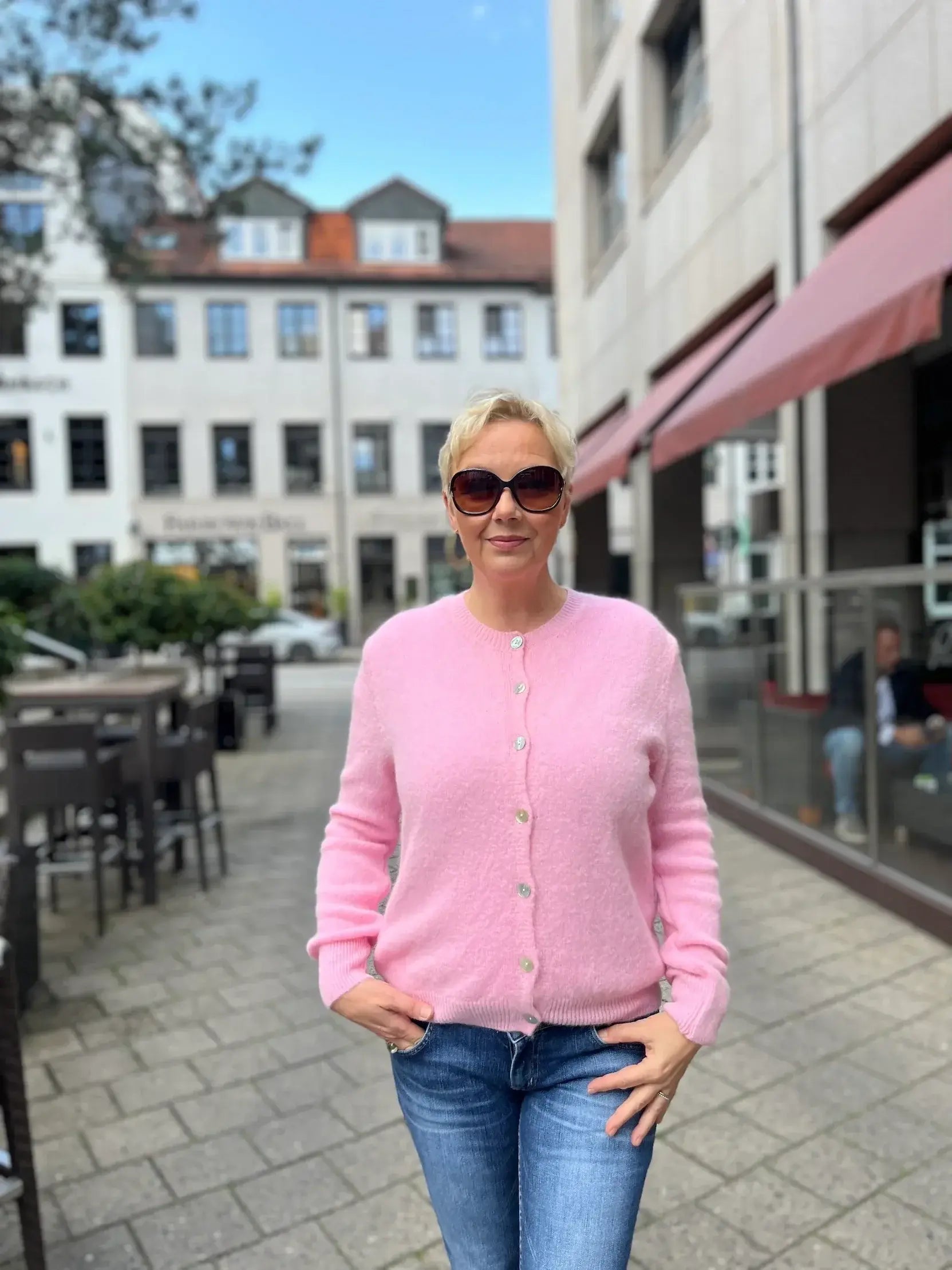 Verena trägt den Cardigan Jacki in der Farbe Rosa vom Hamburger Modelabel stegmann mode